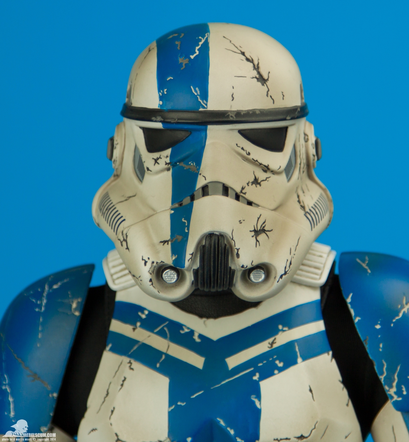 Stormtrooper-Commander-Premium-Format-Figure-Sideshow-005.jpg