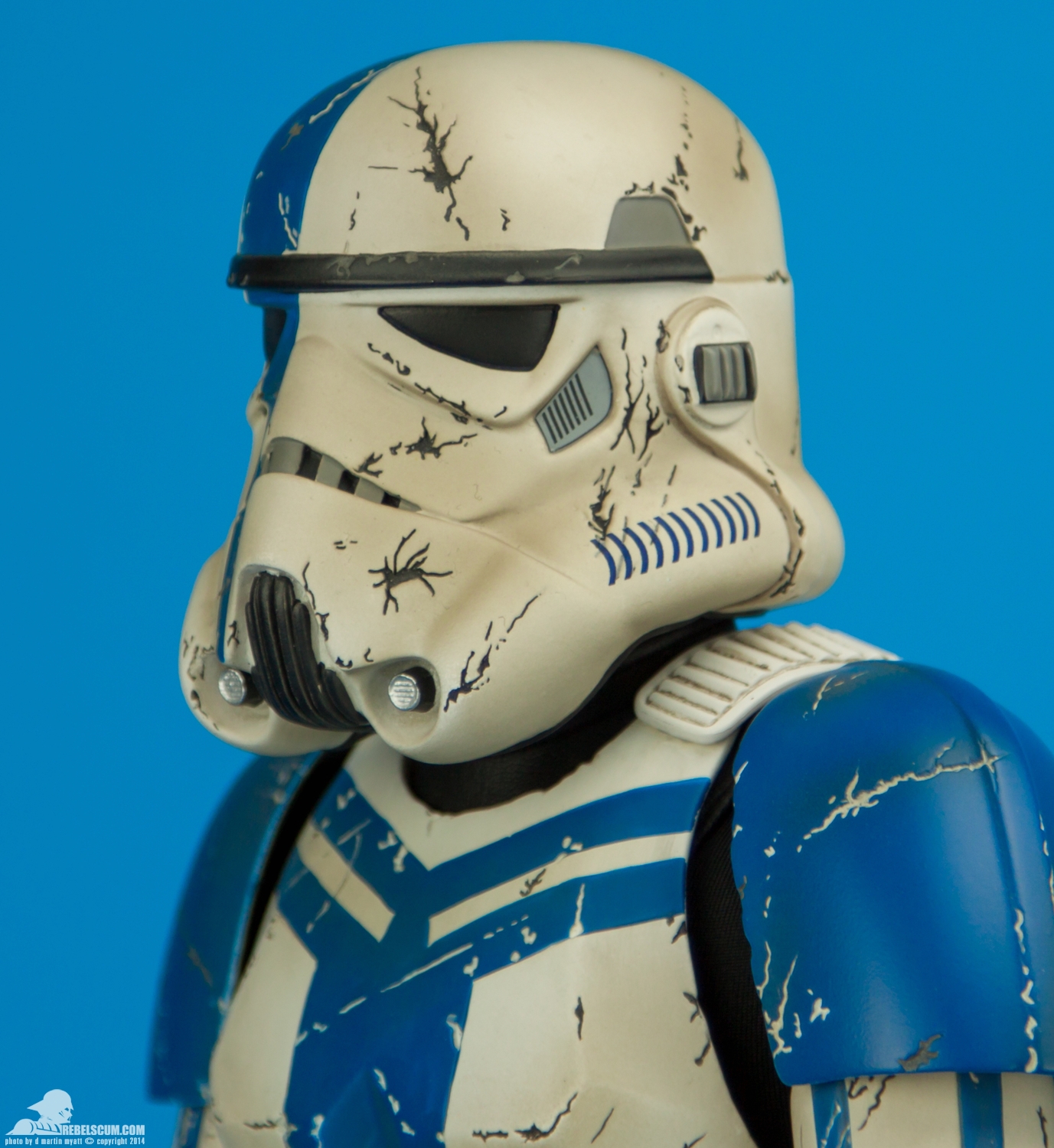 Stormtrooper-Commander-Premium-Format-Figure-Sideshow-007.jpg