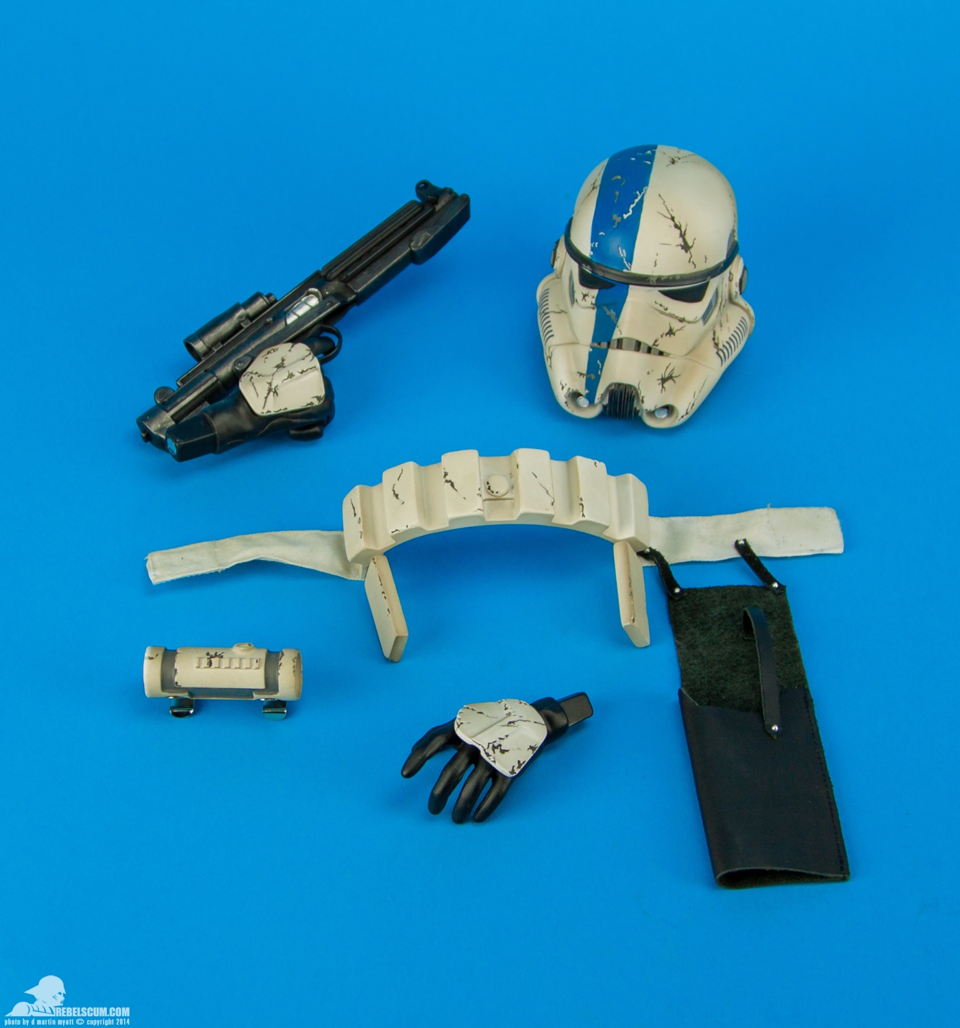 Stormtrooper-Commander-Premium-Format-Figure-Sideshow-010.jpg