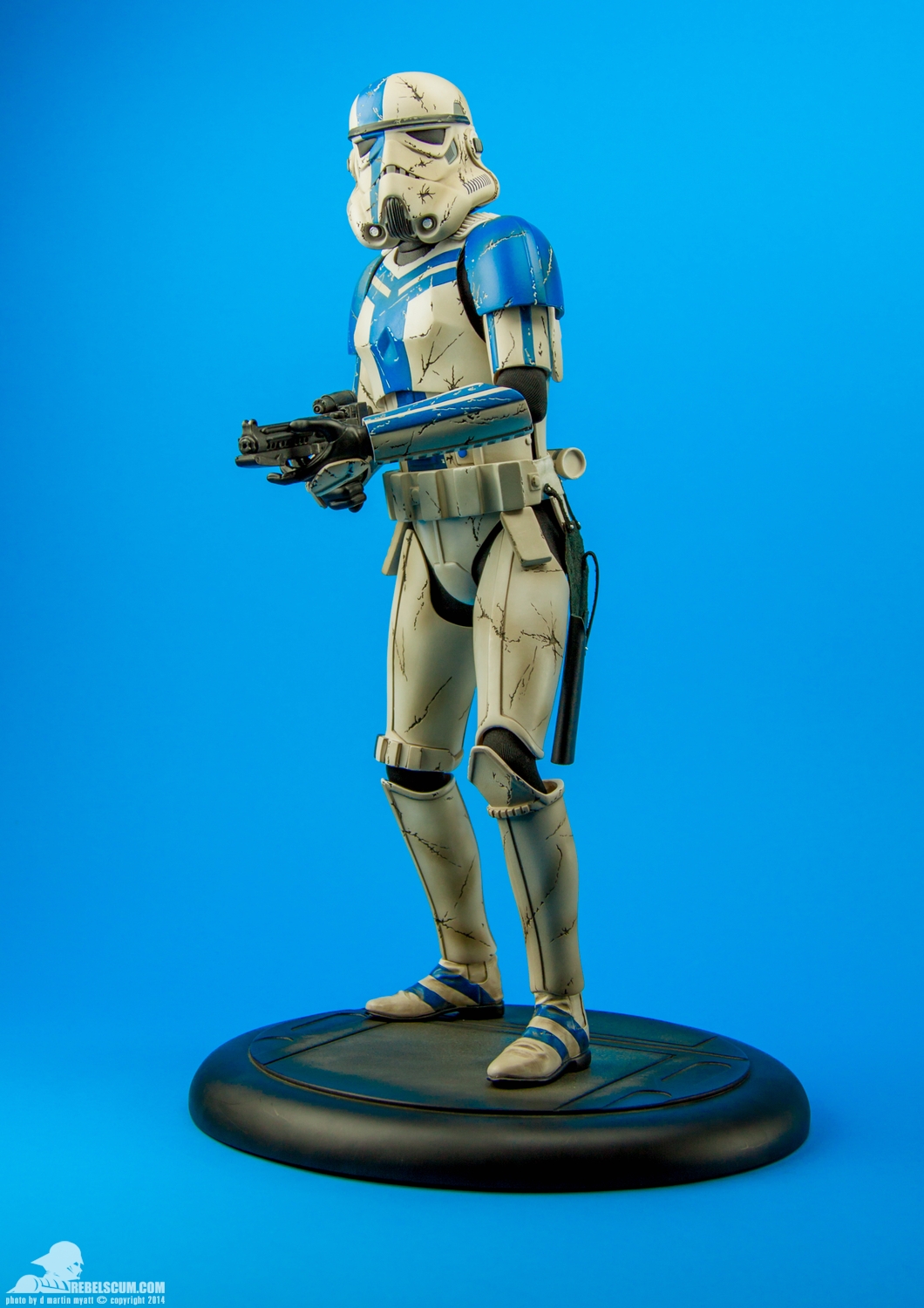 Stormtrooper-Commander-Premium-Format-Figure-Sideshow-013.jpg
