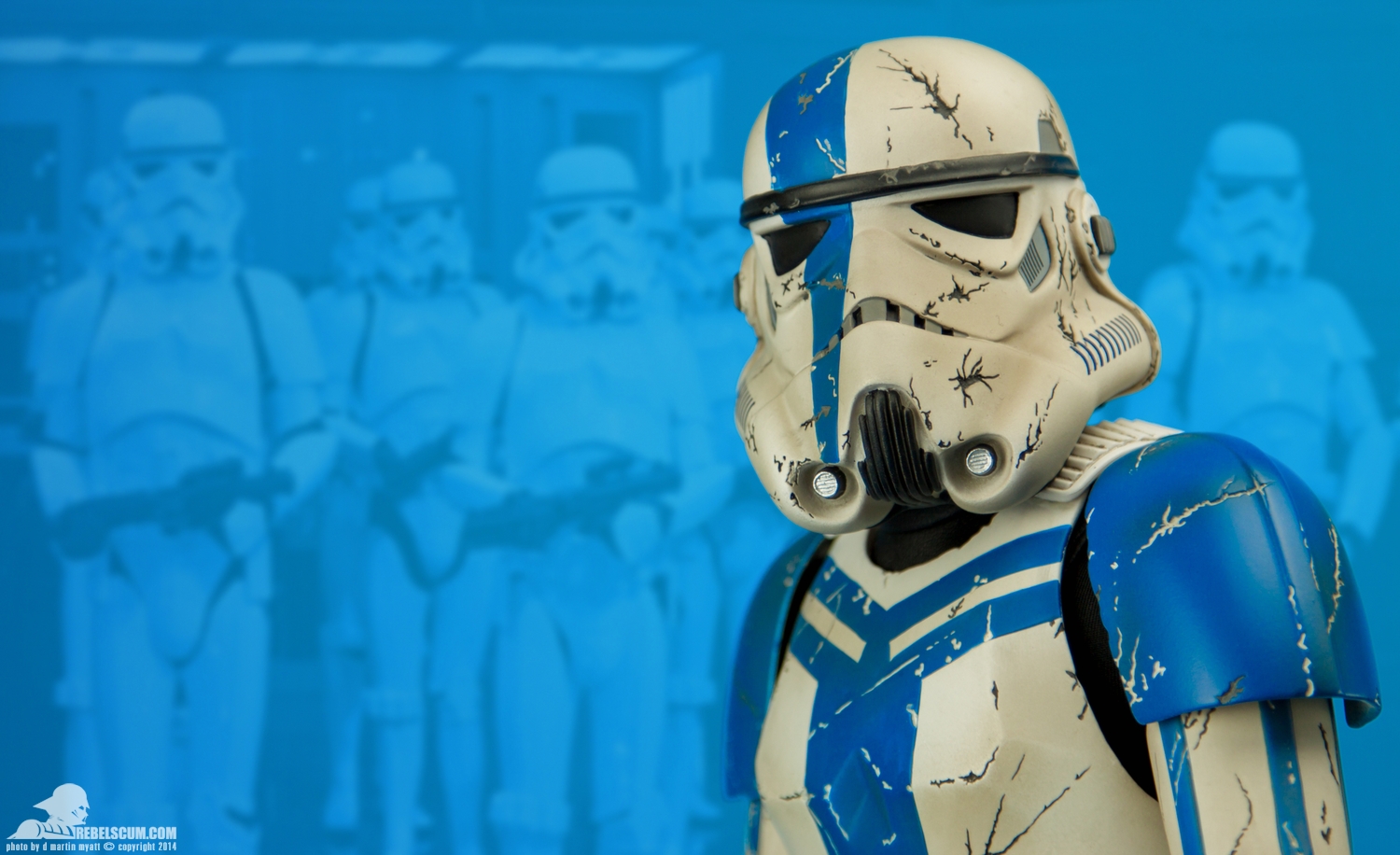 Stormtrooper-Commander-Premium-Format-Figure-Sideshow-014.jpg