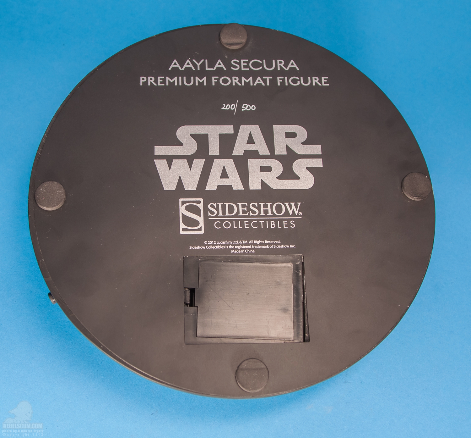 Aayla_Secura_Premium_Format_Figure_Sideshow_Collectibles-16.jpg