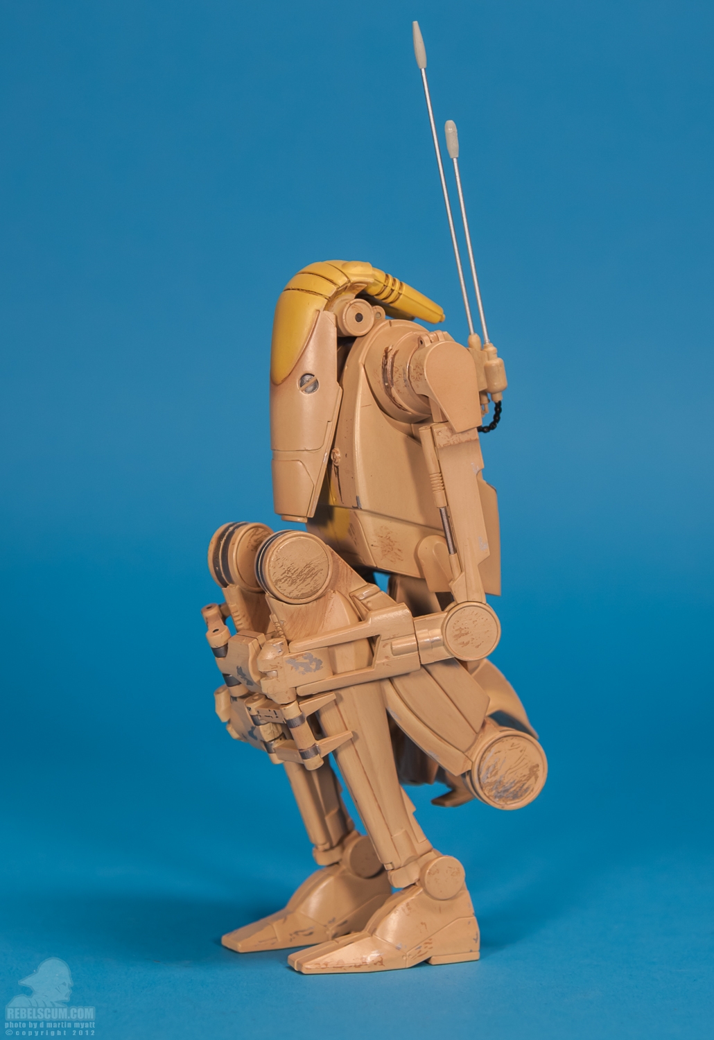 OOM-9_Battle_Droid_Commander_Sideshow_Collectibles-07.jpg