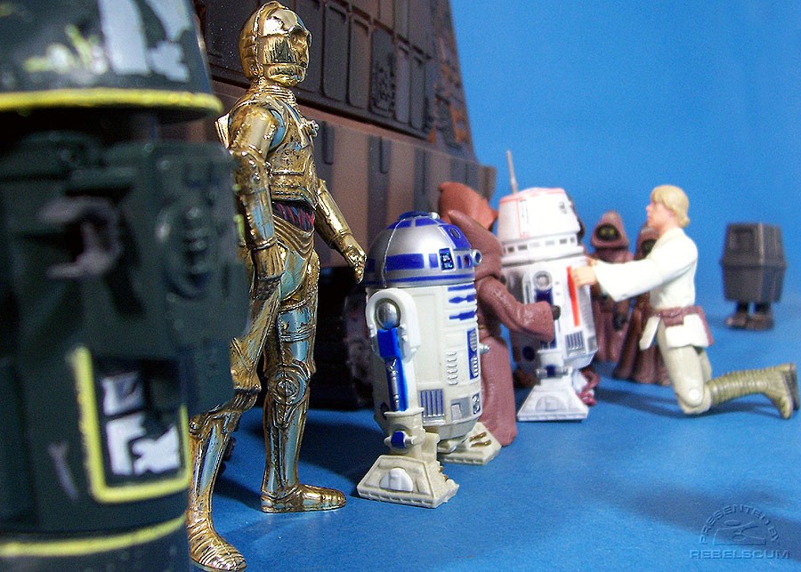 Luke Skywalker selects R5-D4