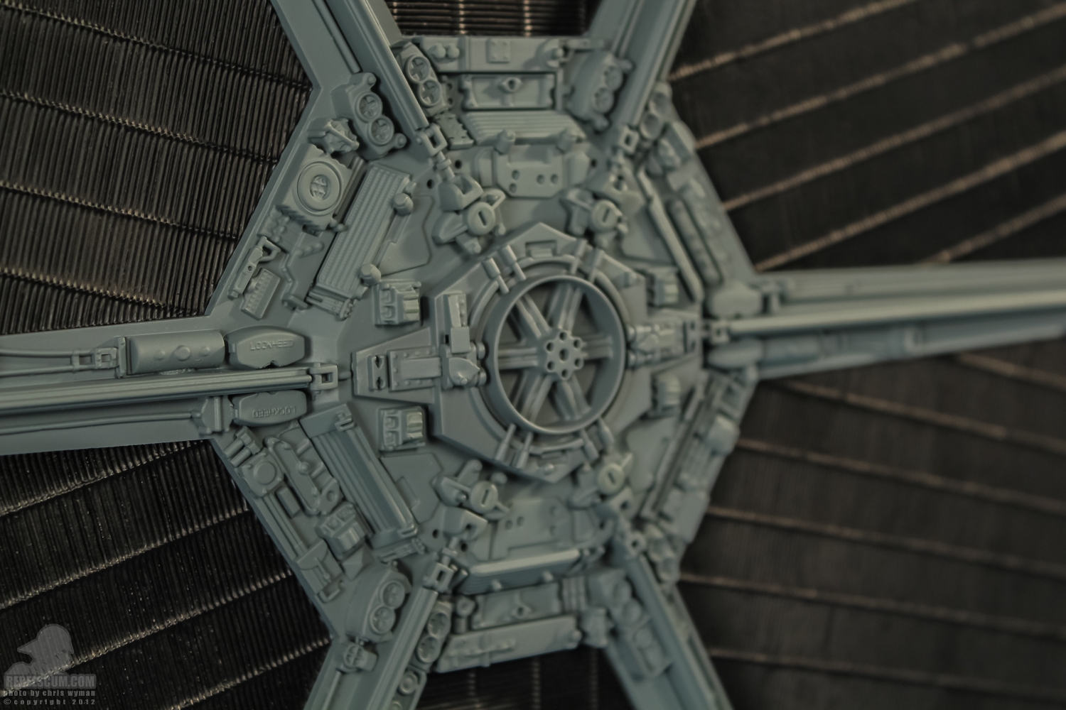 TIE_Fighter_Studio_Scale_model_eFX-49.jpg