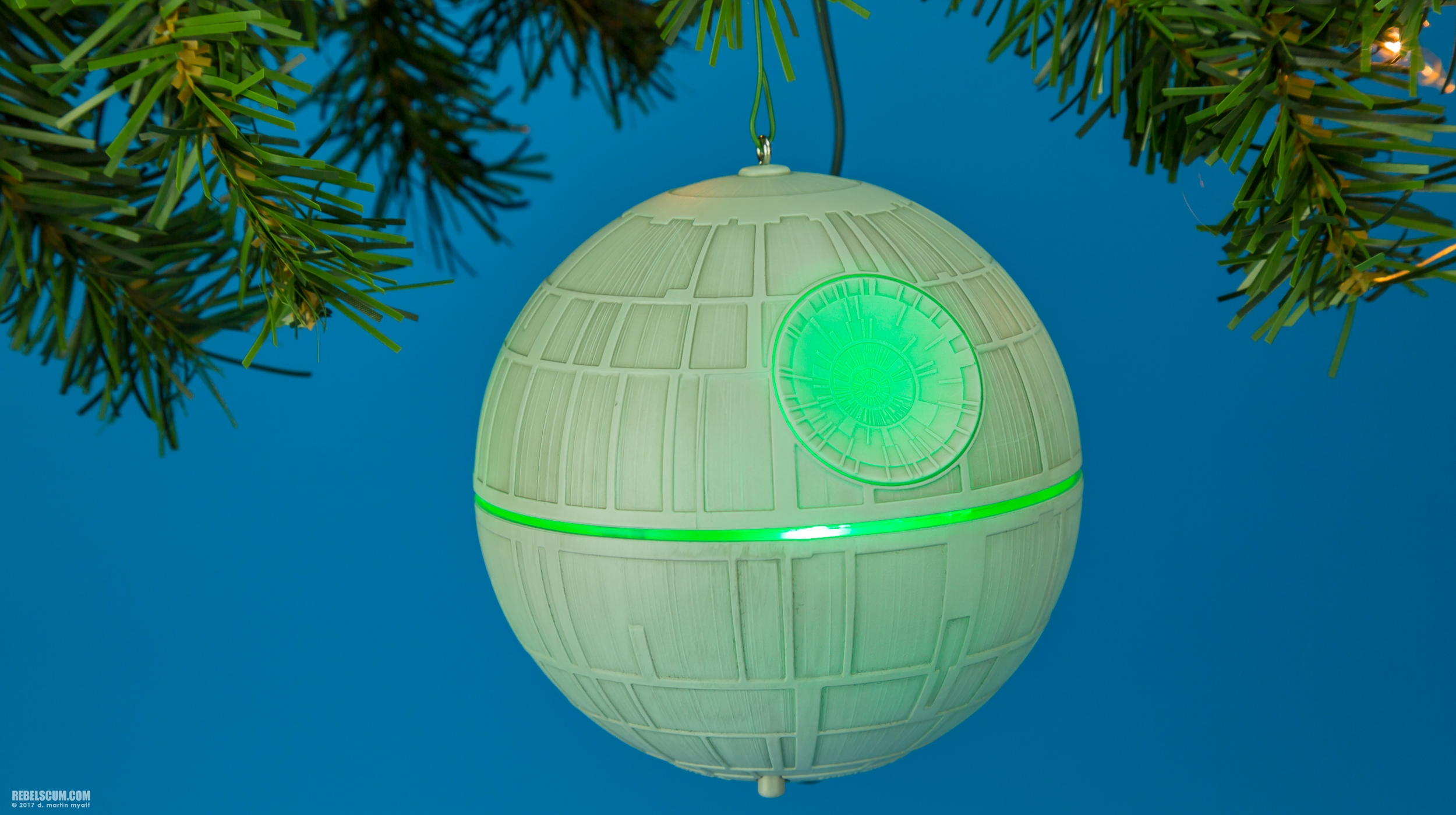 Death-Star-2017-Hallmark-Keepsake-Ornament-007.jpg