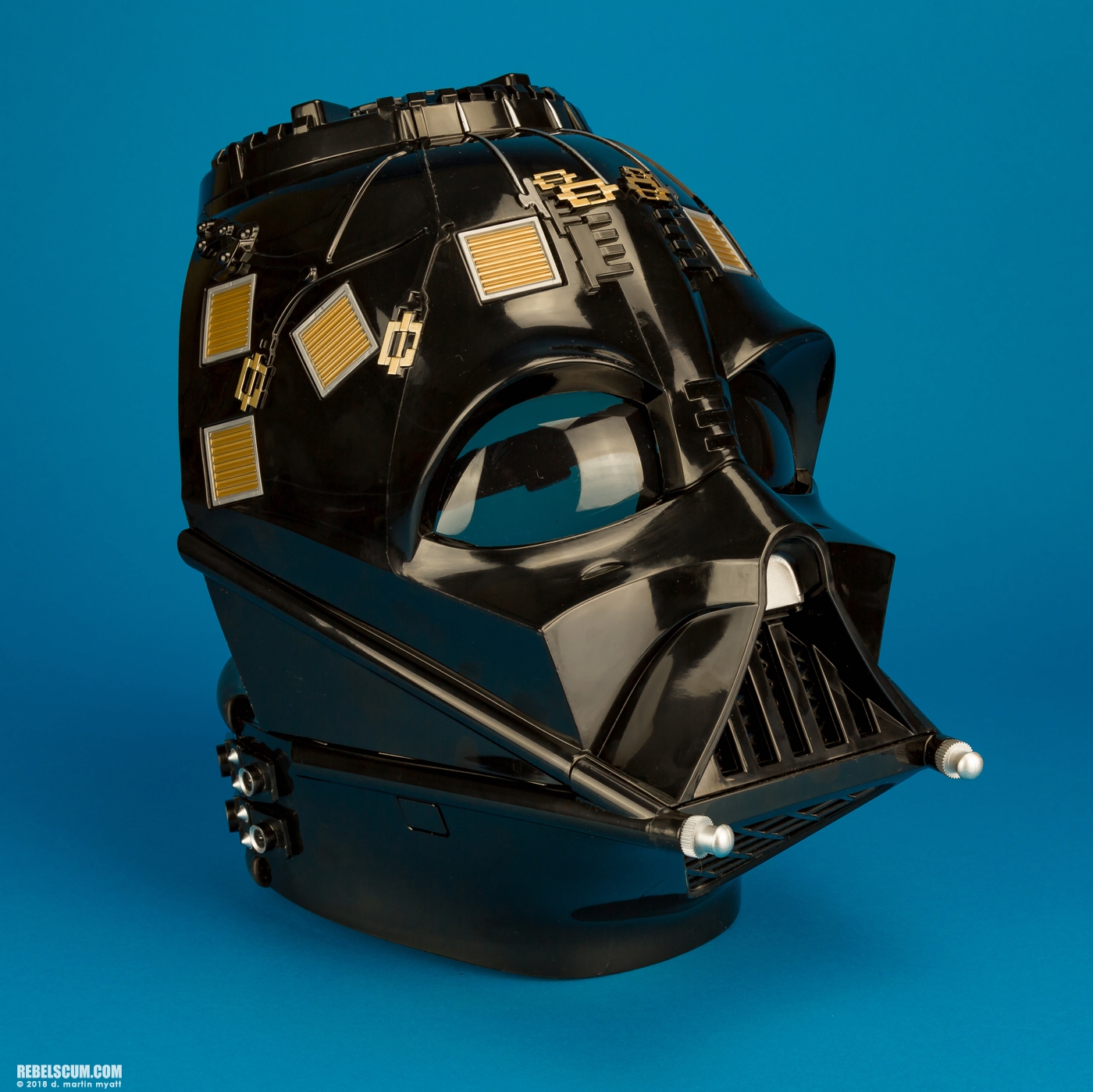 Darth-Vader-Premium-Electronic-Helmet-The-Black-Series-006.jpg