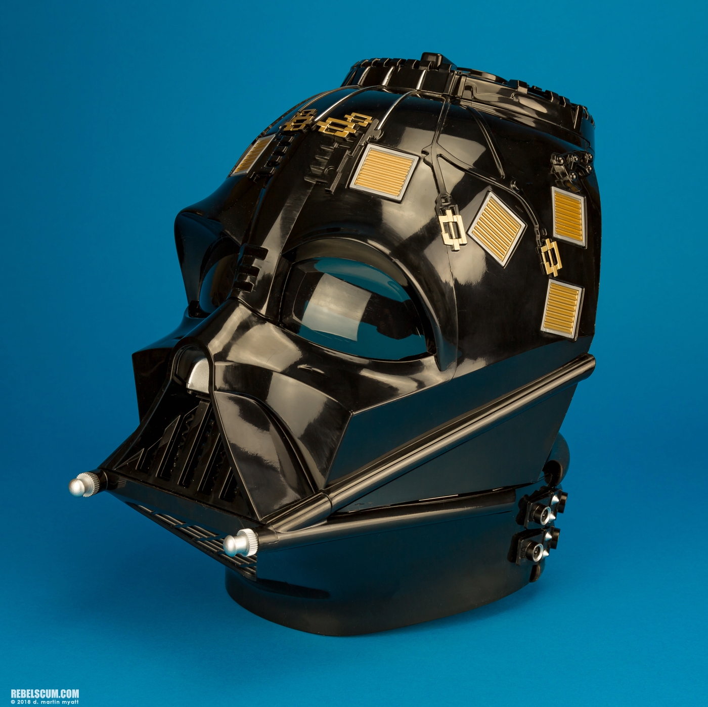 Darth-Vader-Premium-Electronic-Helmet-The-Black-Series-007.jpg