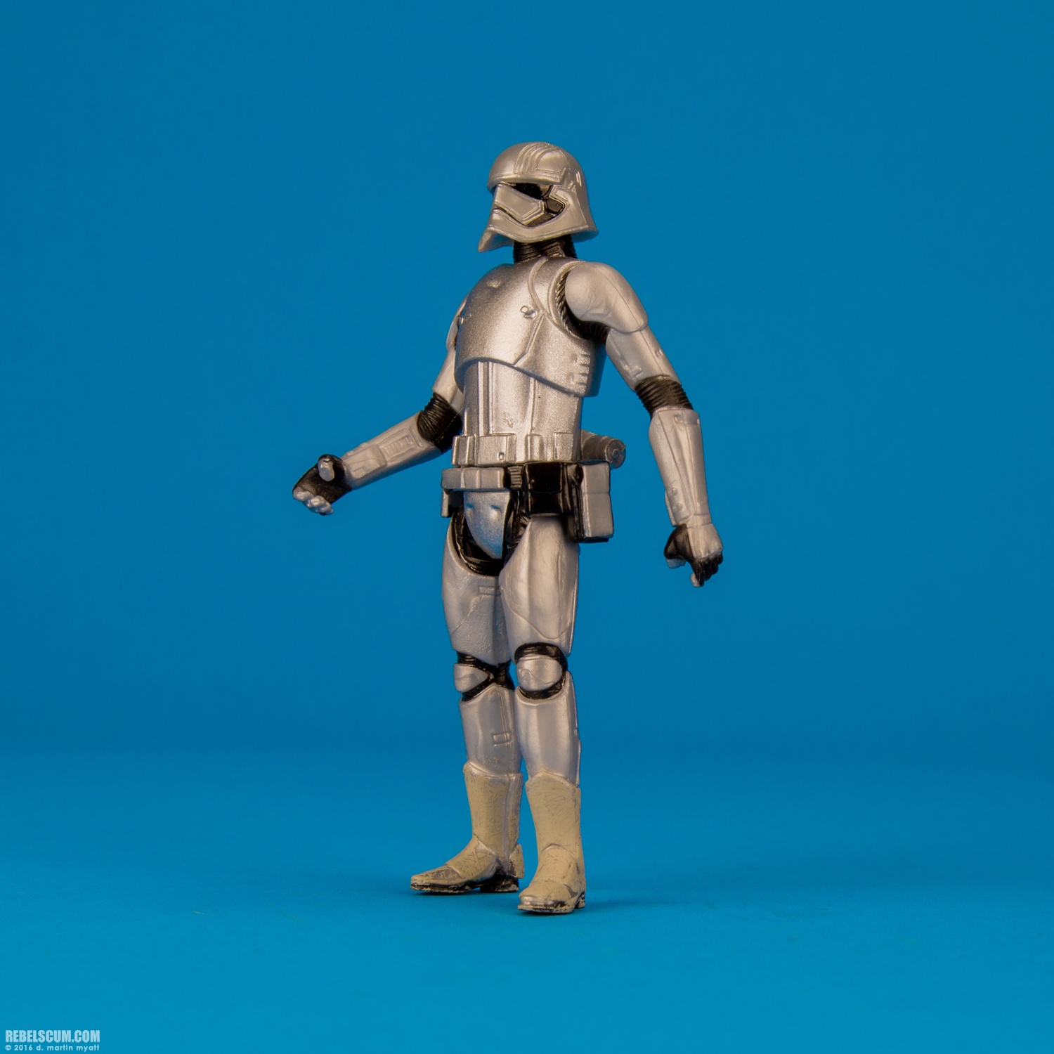 Epic-Battles-Captain-Phasma-The-Force-Awakens-Hasbro-003.jpg