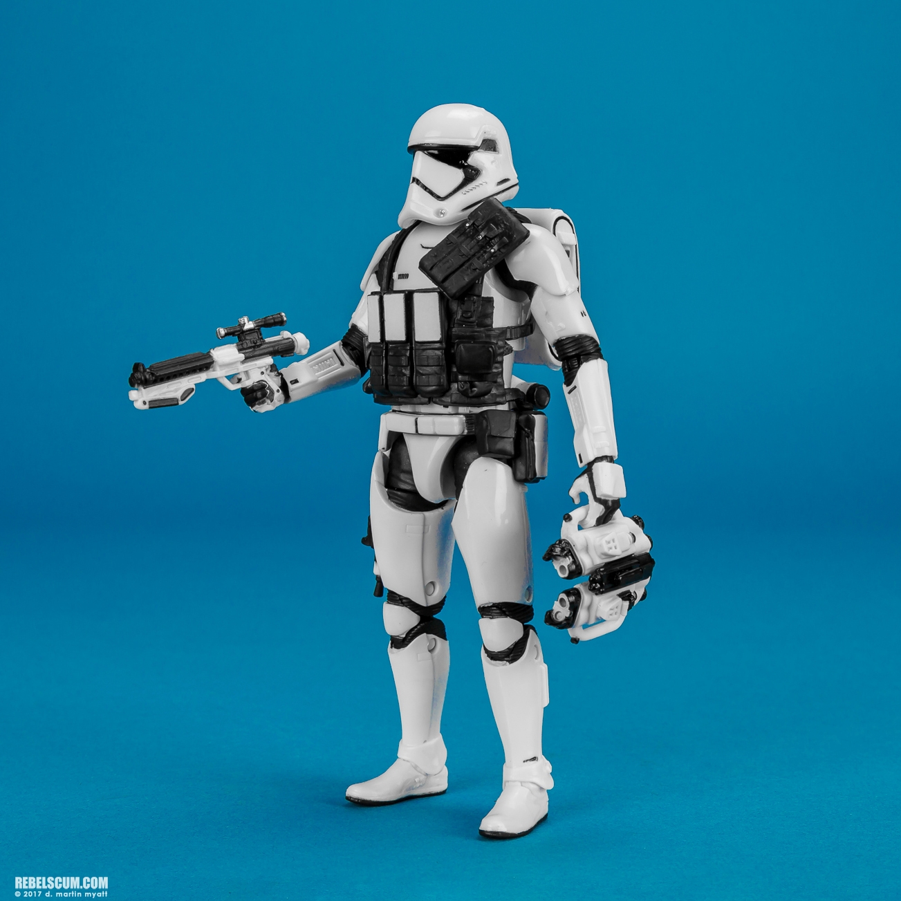 First-Order-Stormtrooper-Deluxe-Amazon-The-Black-Series-007.jpg