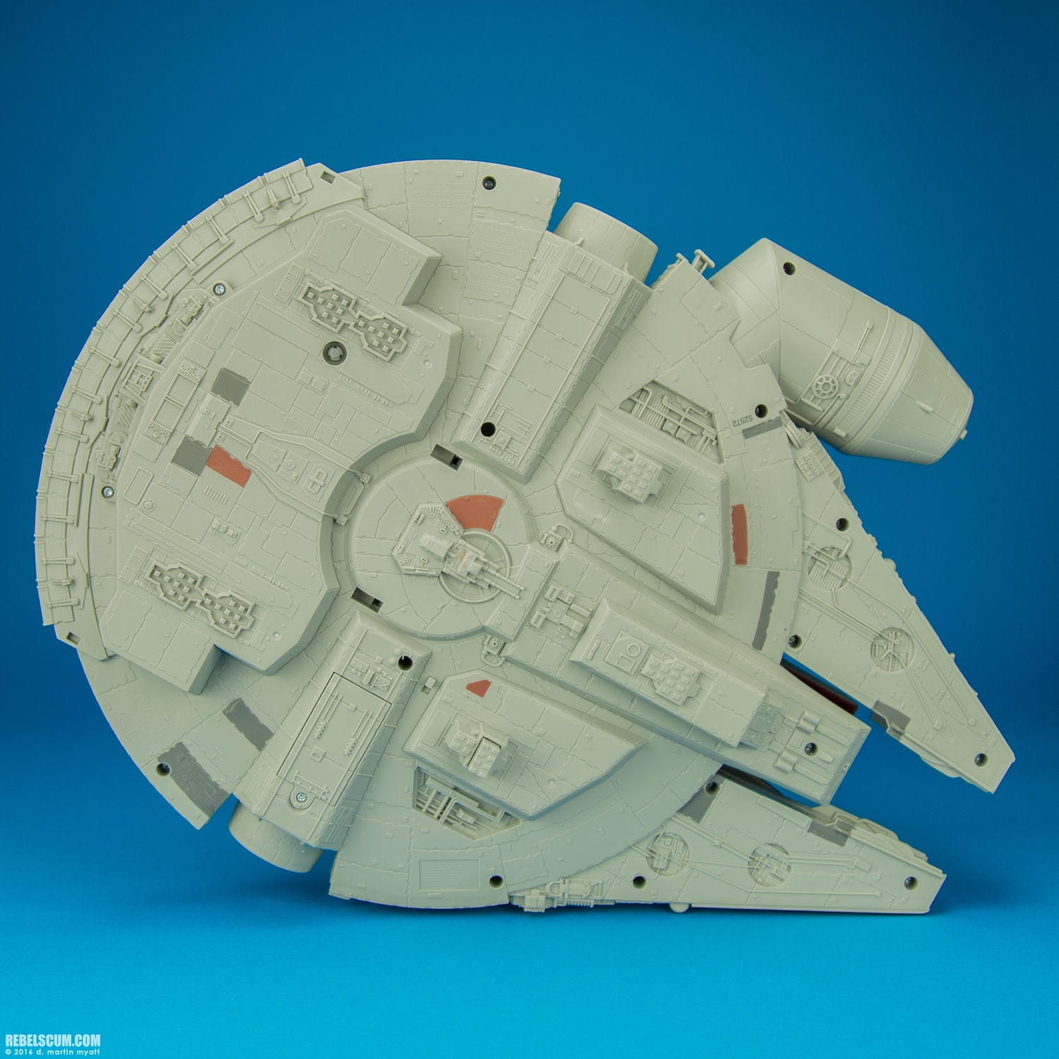 Millennium-Falcon-The-Force-Awakens-Hasbro-018.jpg