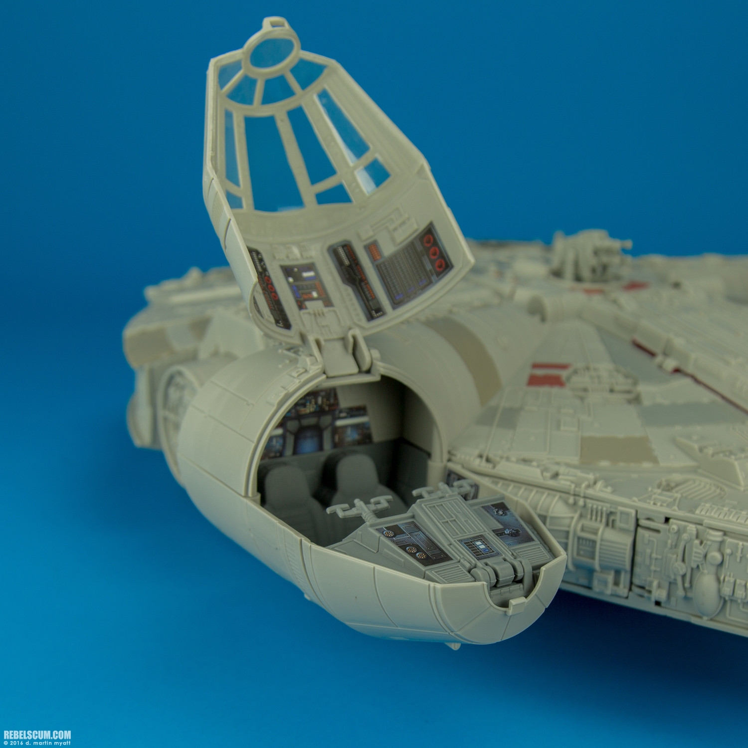 Millennium-Falcon-The-Force-Awakens-Hasbro-020.jpg