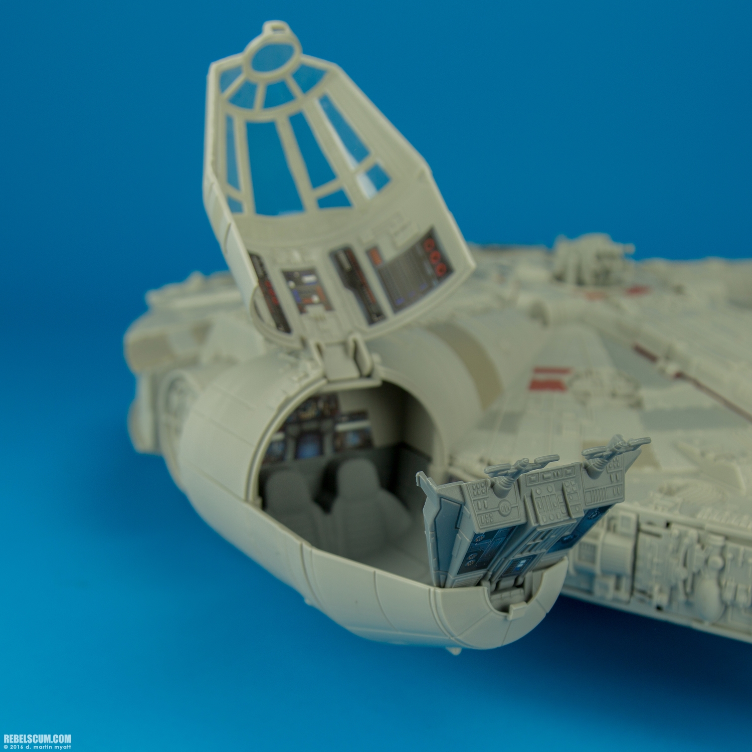 Millennium-Falcon-The-Force-Awakens-Hasbro-021.jpg