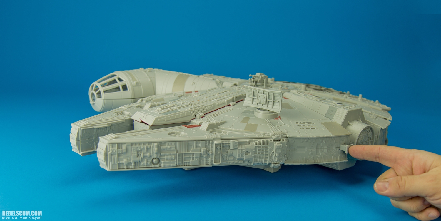 Millennium-Falcon-The-Force-Awakens-Hasbro-025.jpg