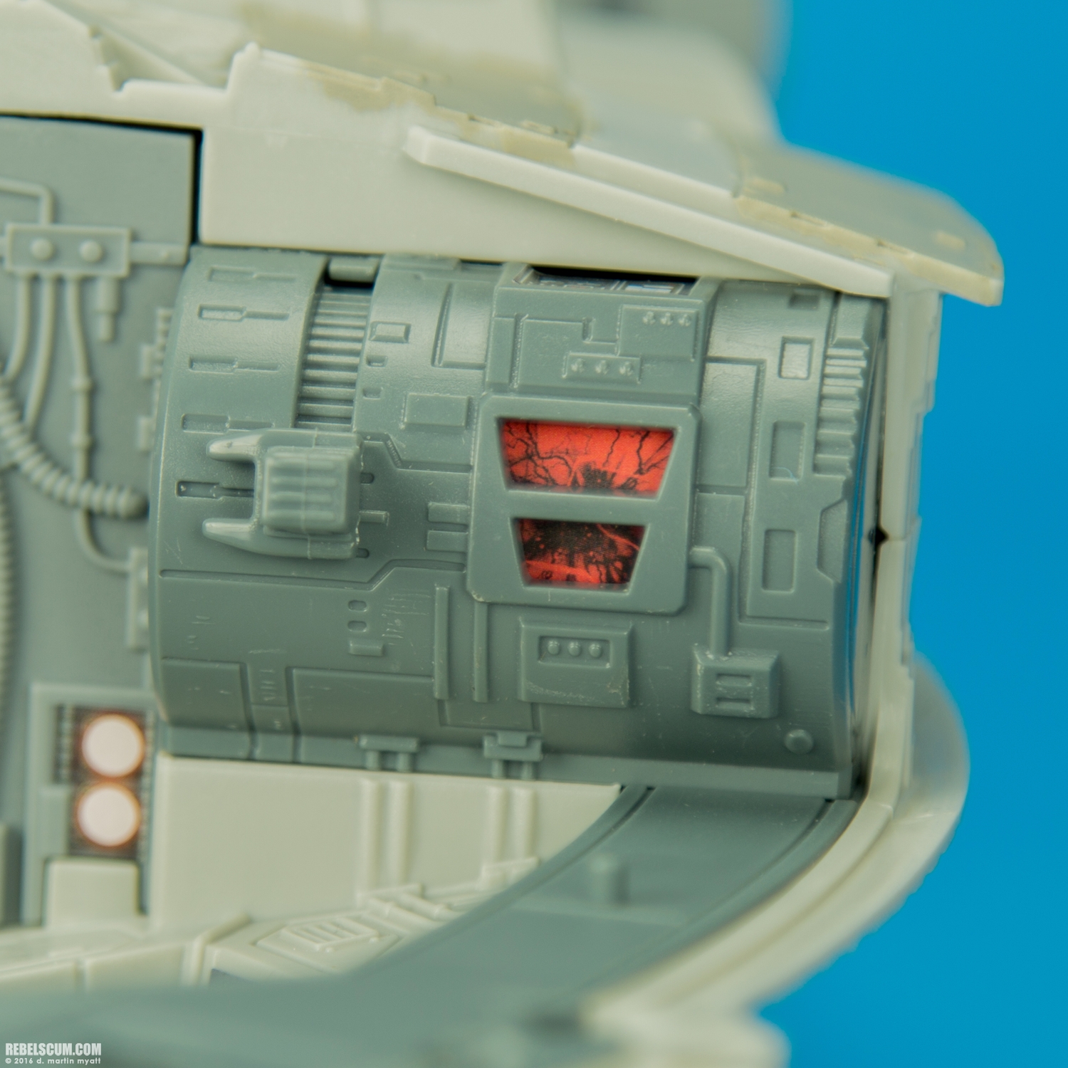 Millennium-Falcon-The-Force-Awakens-Hasbro-030.jpg