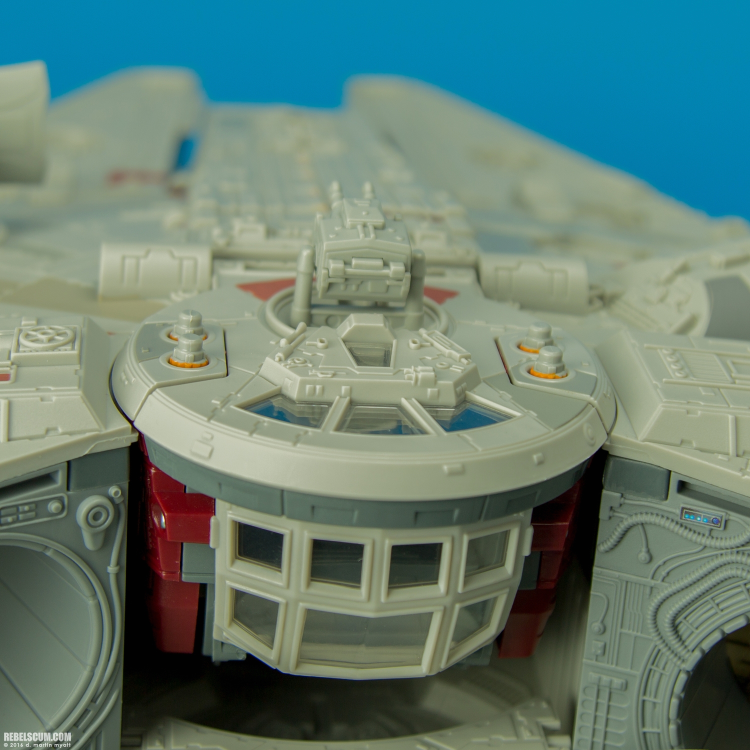 Millennium-Falcon-The-Force-Awakens-Hasbro-036.jpg