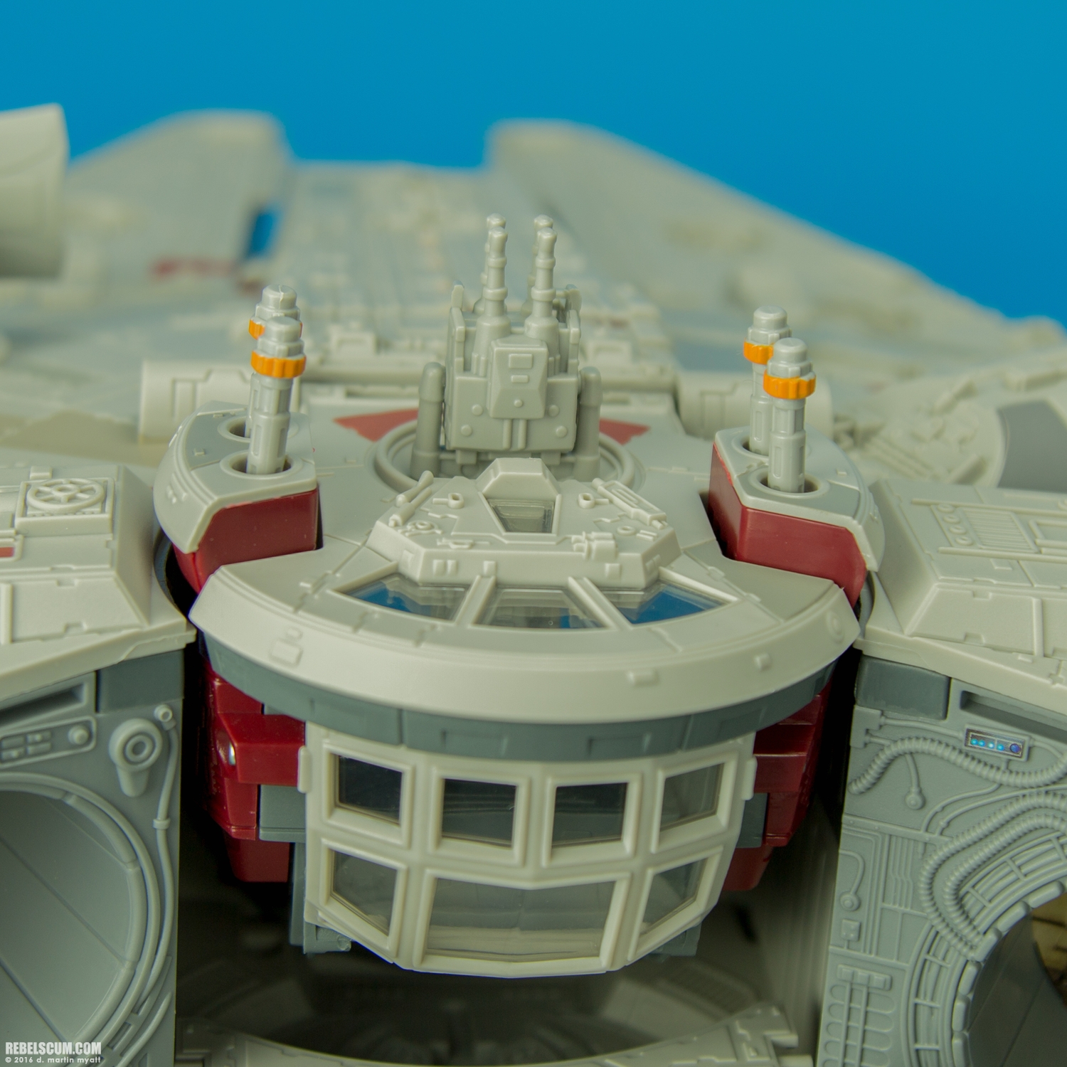 Millennium-Falcon-The-Force-Awakens-Hasbro-037.jpg