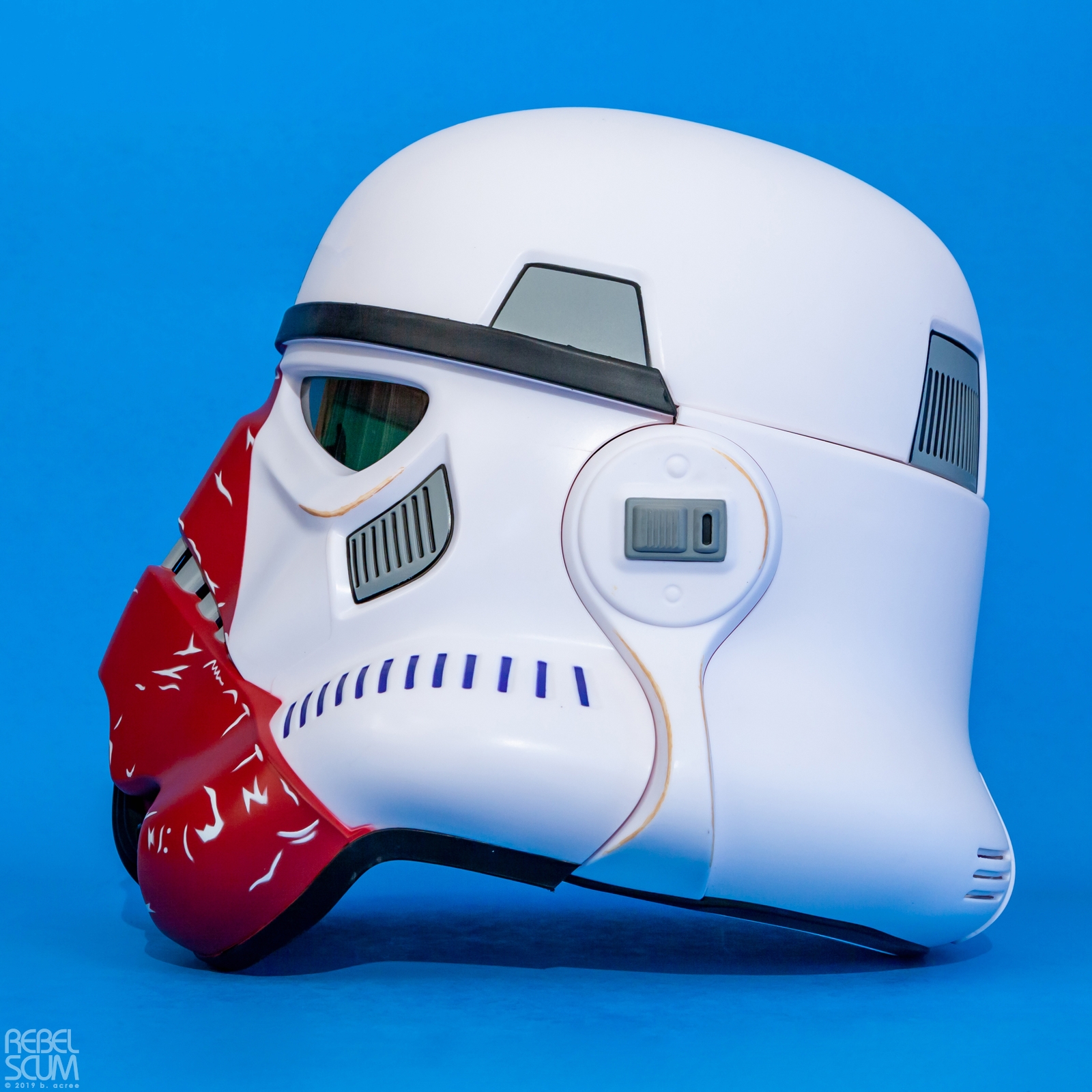 The-Black-Series-Incinerator-Stormtrooper-Electronic-Helmet-003.jpg