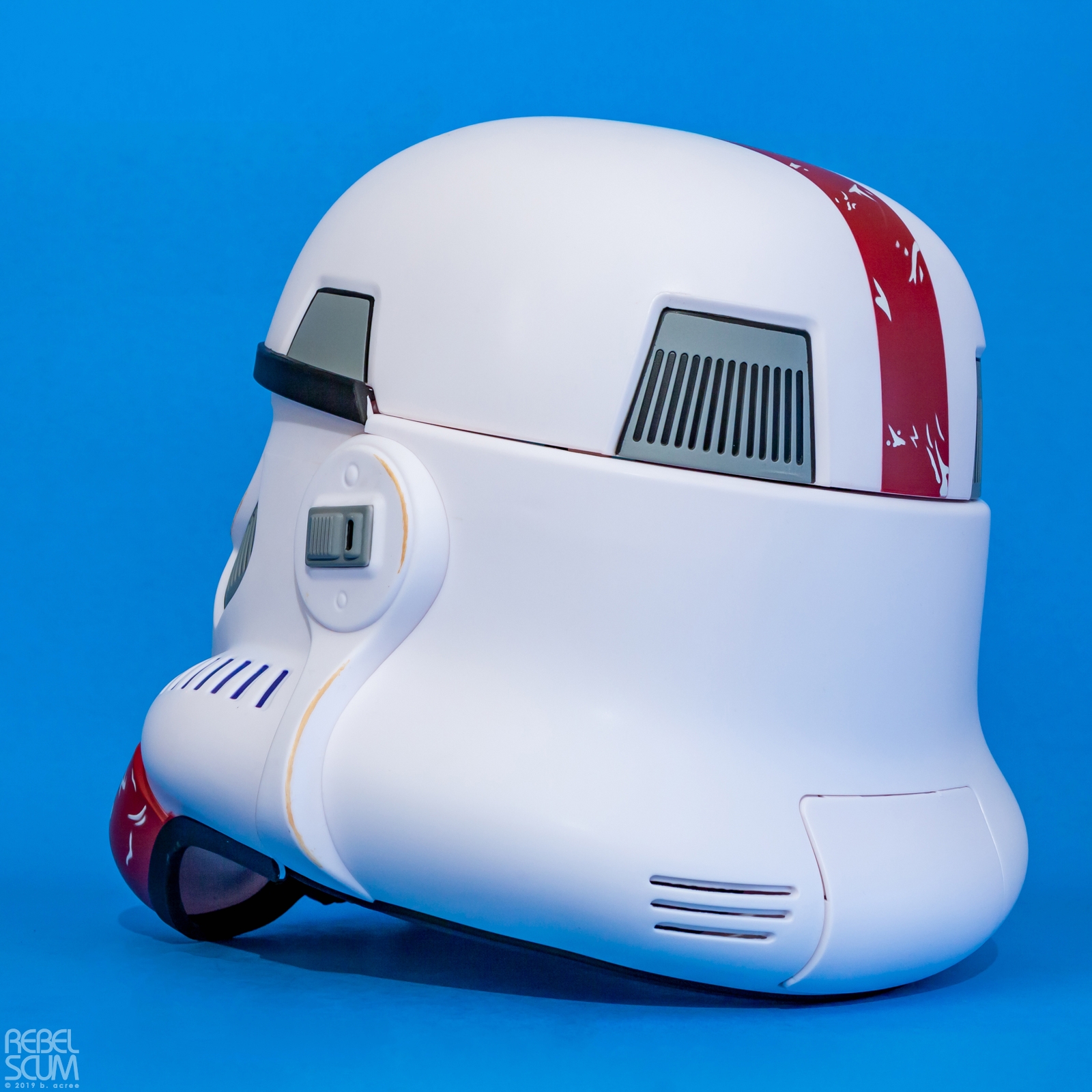 The-Black-Series-Incinerator-Stormtrooper-Electronic-Helmet-004.jpg