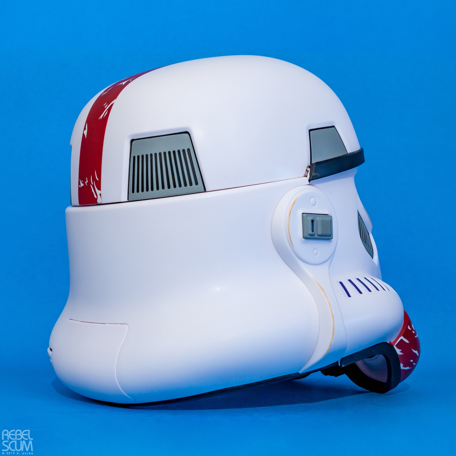 The-Black-Series-Incinerator-Stormtrooper-Electronic-Helmet-006.jpg