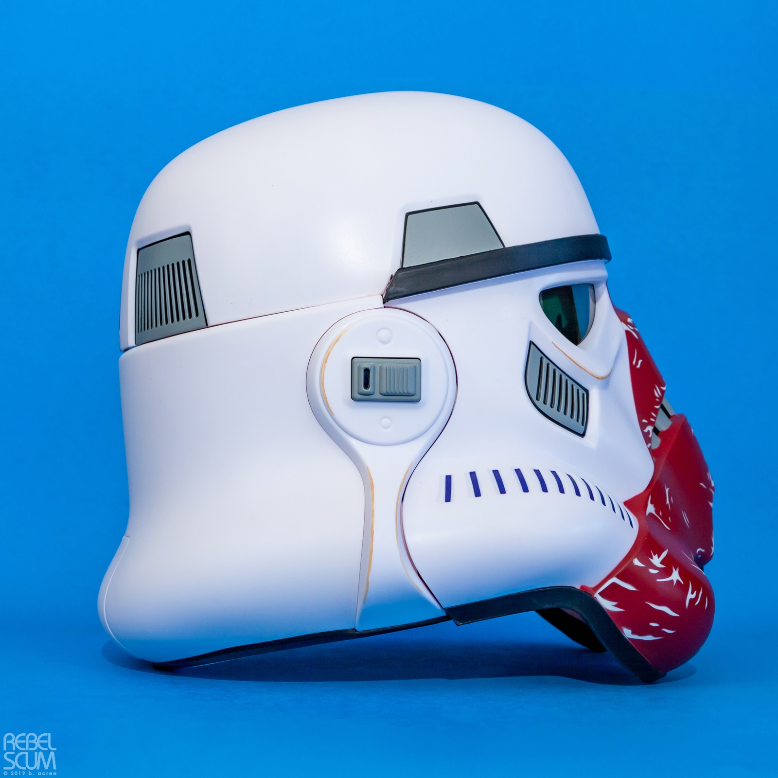 The-Black-Series-Incinerator-Stormtrooper-Electronic-Helmet-007.jpg