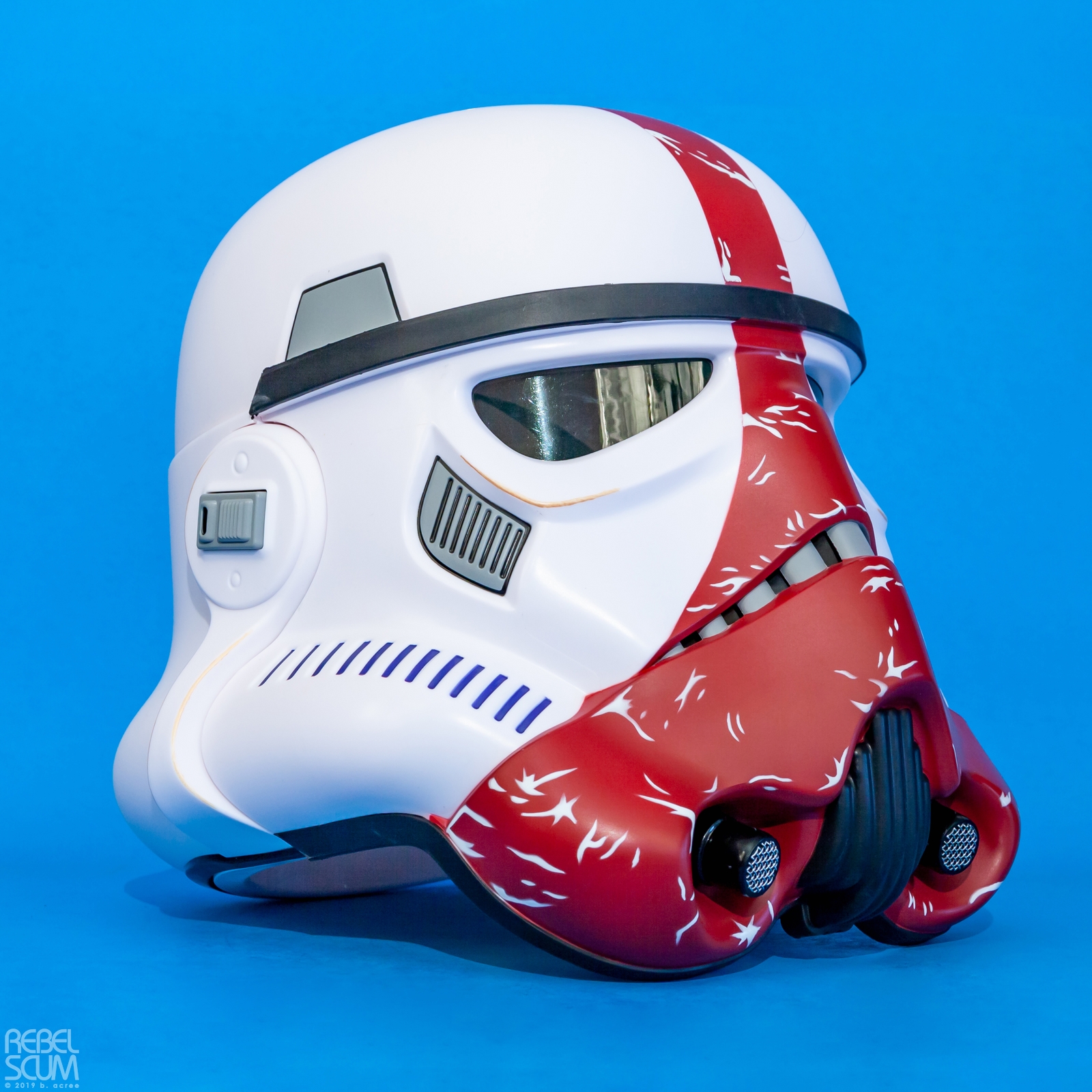 The-Black-Series-Incinerator-Stormtrooper-Electronic-Helmet-008.jpg