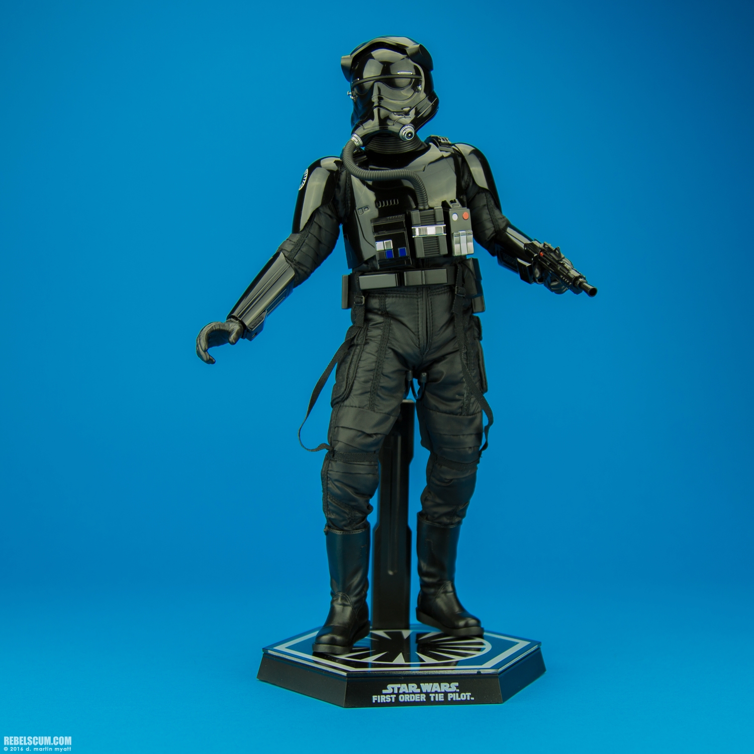 First-Order-TIE-Pilot-MMS324-Hot-Toys-The-Force-Awakens-015.jpg