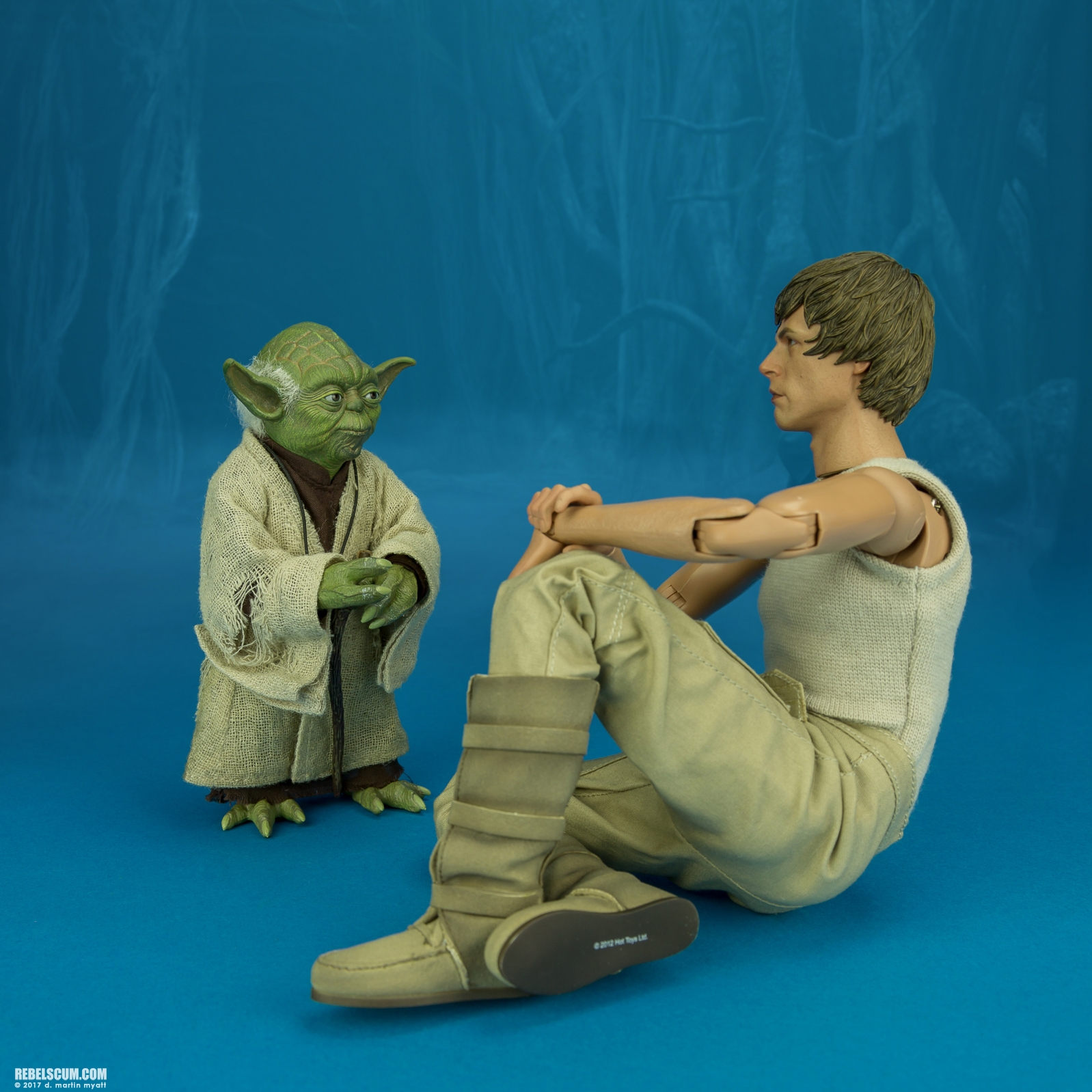 Hot-Toys-MMS369-Yoda-Movie-Masterpiece-Series-018.jpg