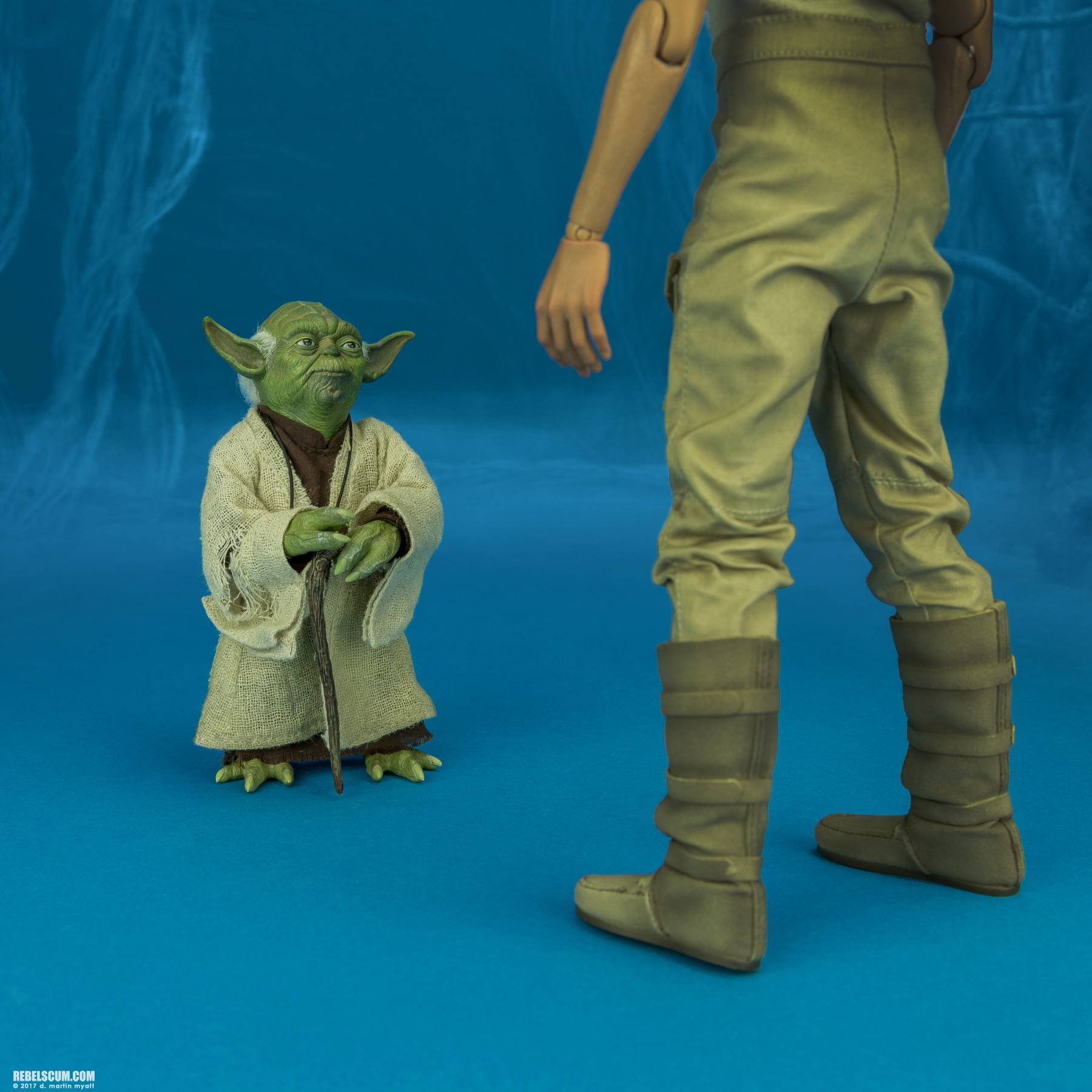 Hot-Toys-MMS369-Yoda-Movie-Masterpiece-Series-019.jpg