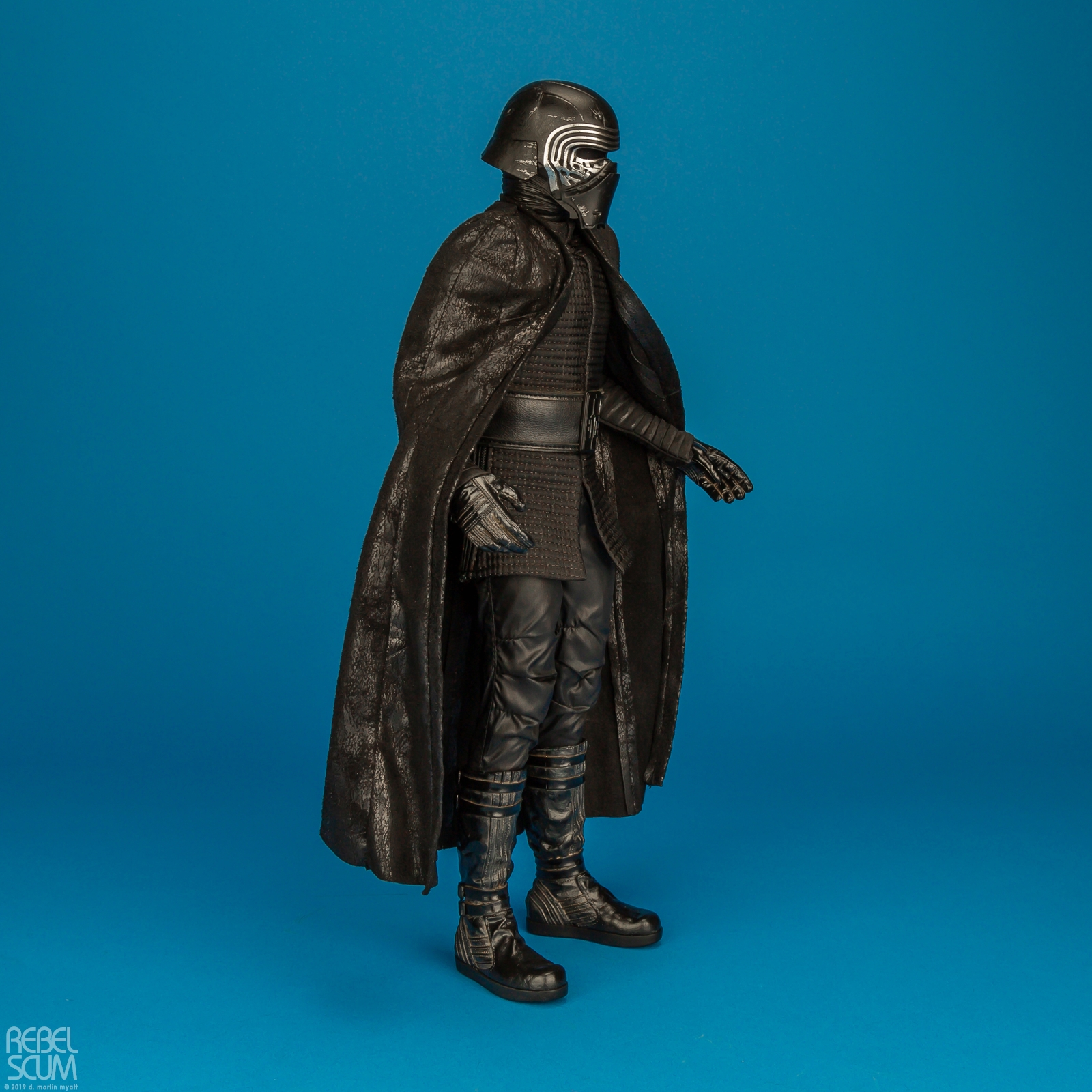 Kylo-Ren-MMS438-Star-Wars-The-Last-Jedi-Hot-Toys-002.jpg