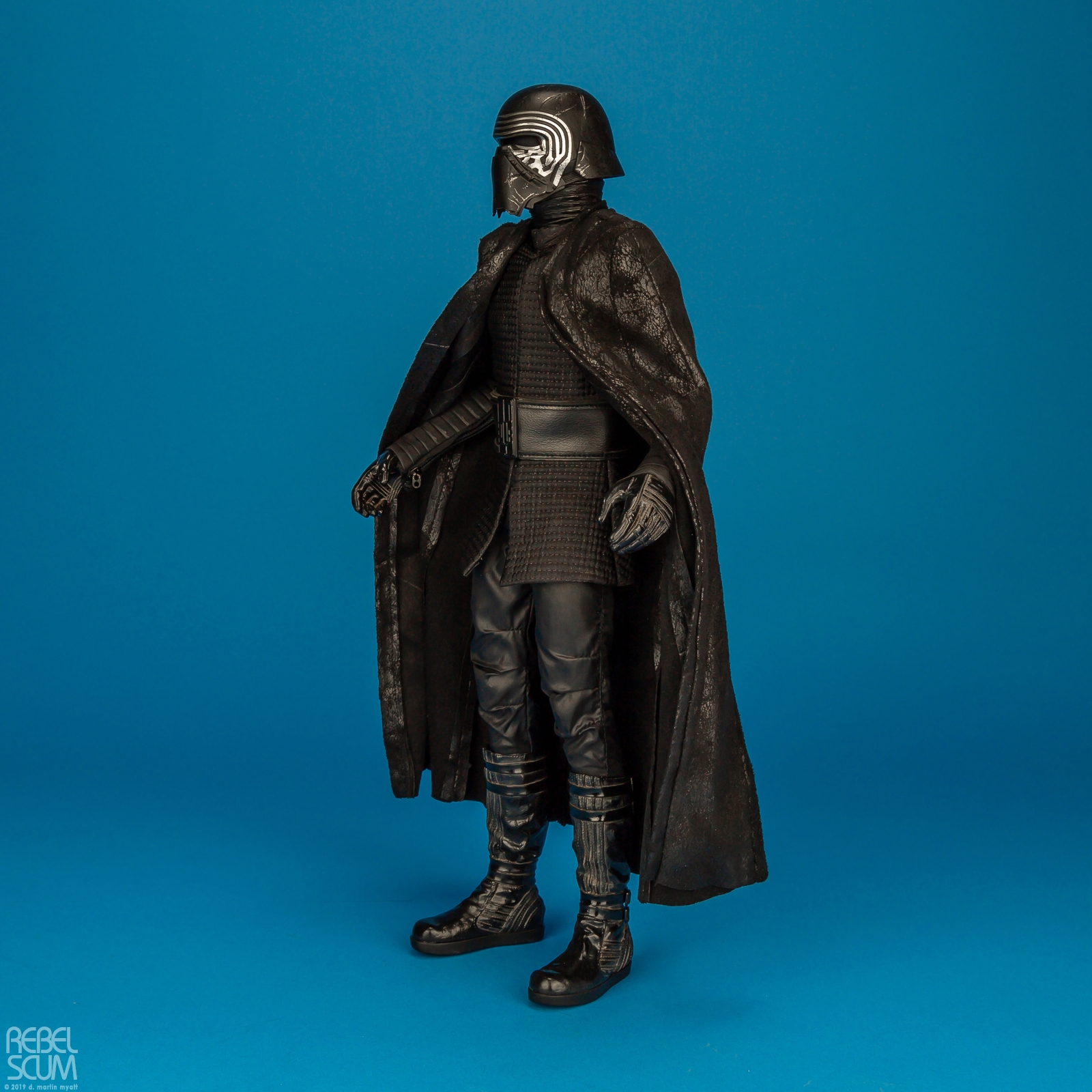 Kylo-Ren-MMS438-Star-Wars-The-Last-Jedi-Hot-Toys-003.jpg