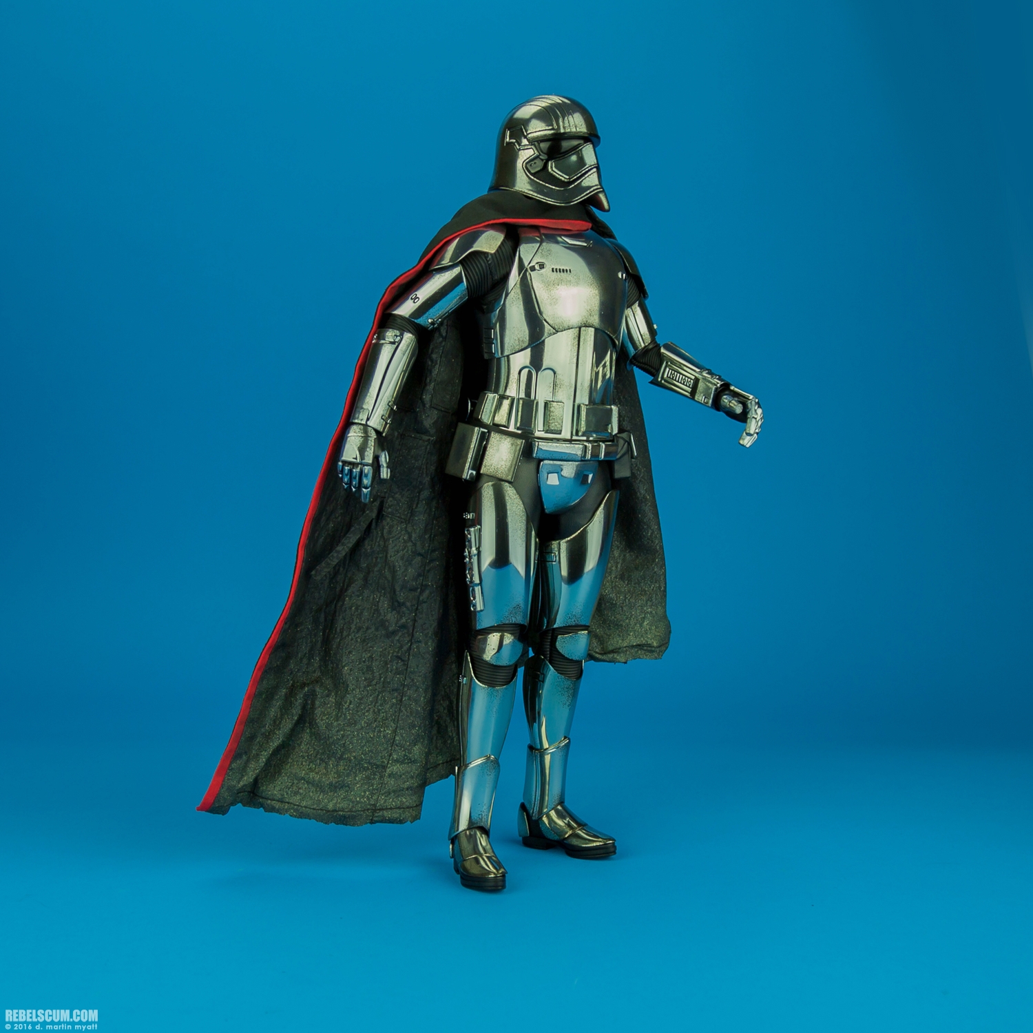 MMS328-Captain-Phasma-The-Force-Awakens-Hot-Toys-006.jpg