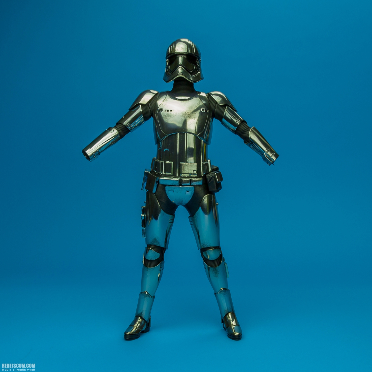 MMS328-Captain-Phasma-The-Force-Awakens-Hot-Toys-009.jpg