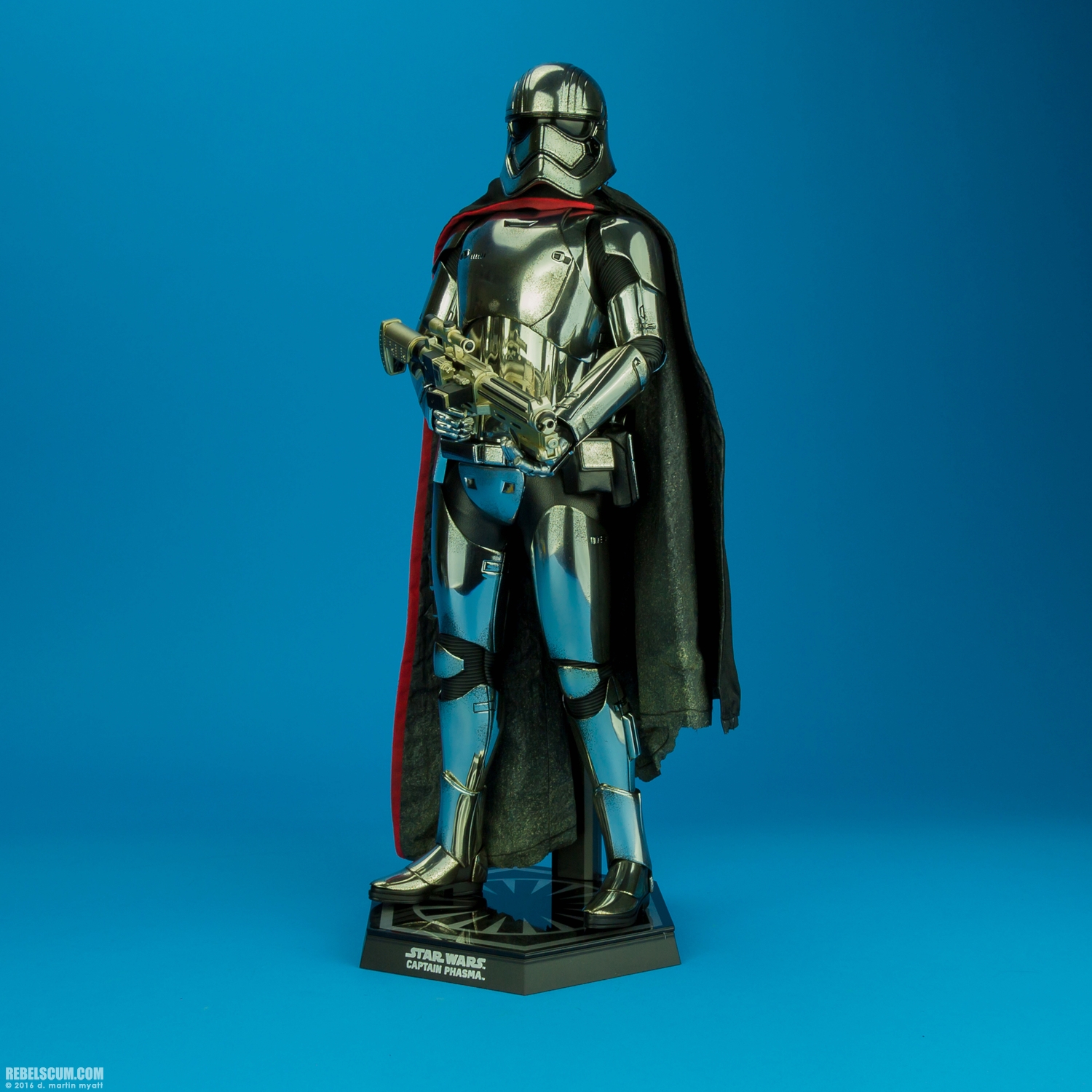 MMS328-Captain-Phasma-The-Force-Awakens-Hot-Toys-016.jpg