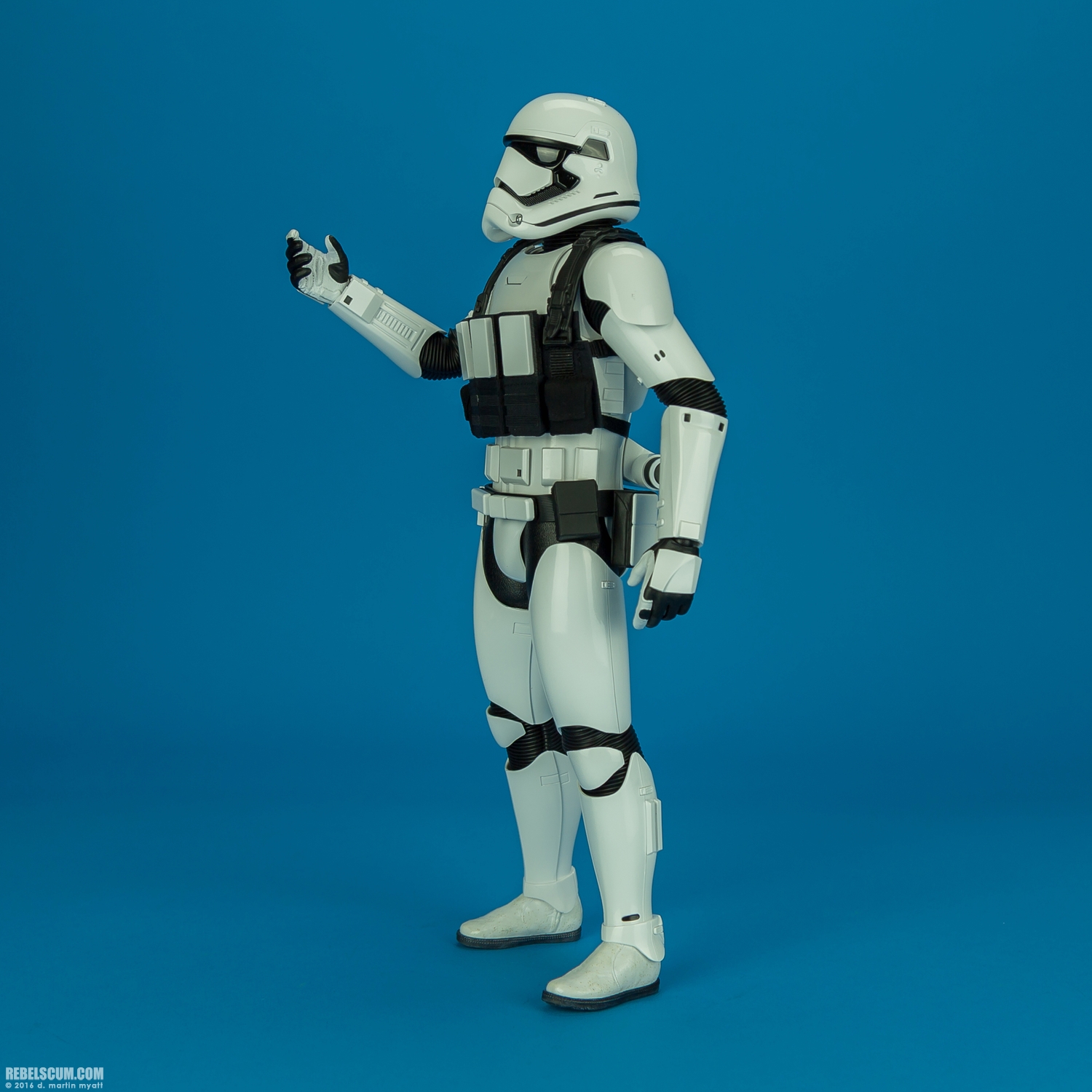 MMS333-First-Order-Stormtrooper-Jakku-Hot-Toys-003.jpg