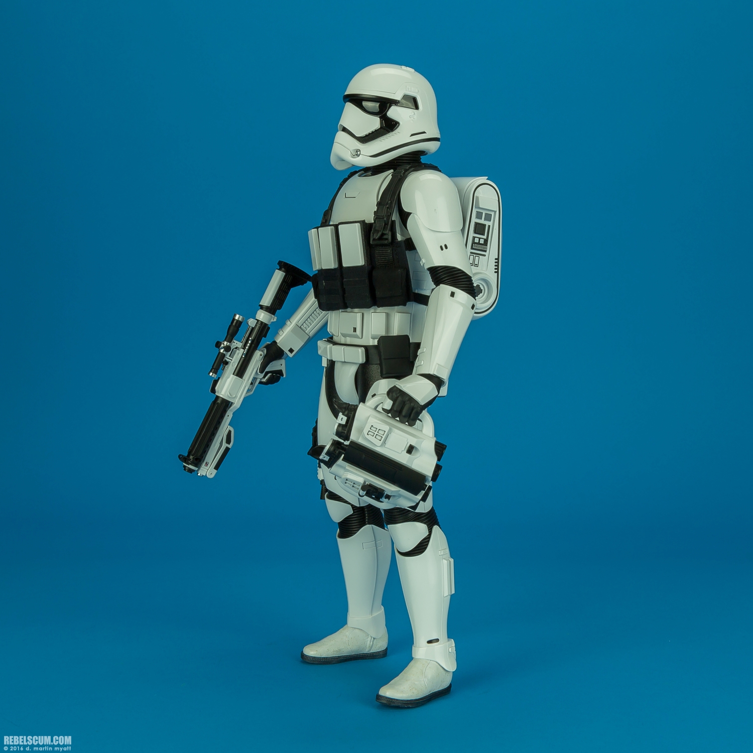 MMS333-First-Order-Stormtrooper-Jakku-Hot-Toys-007.jpg