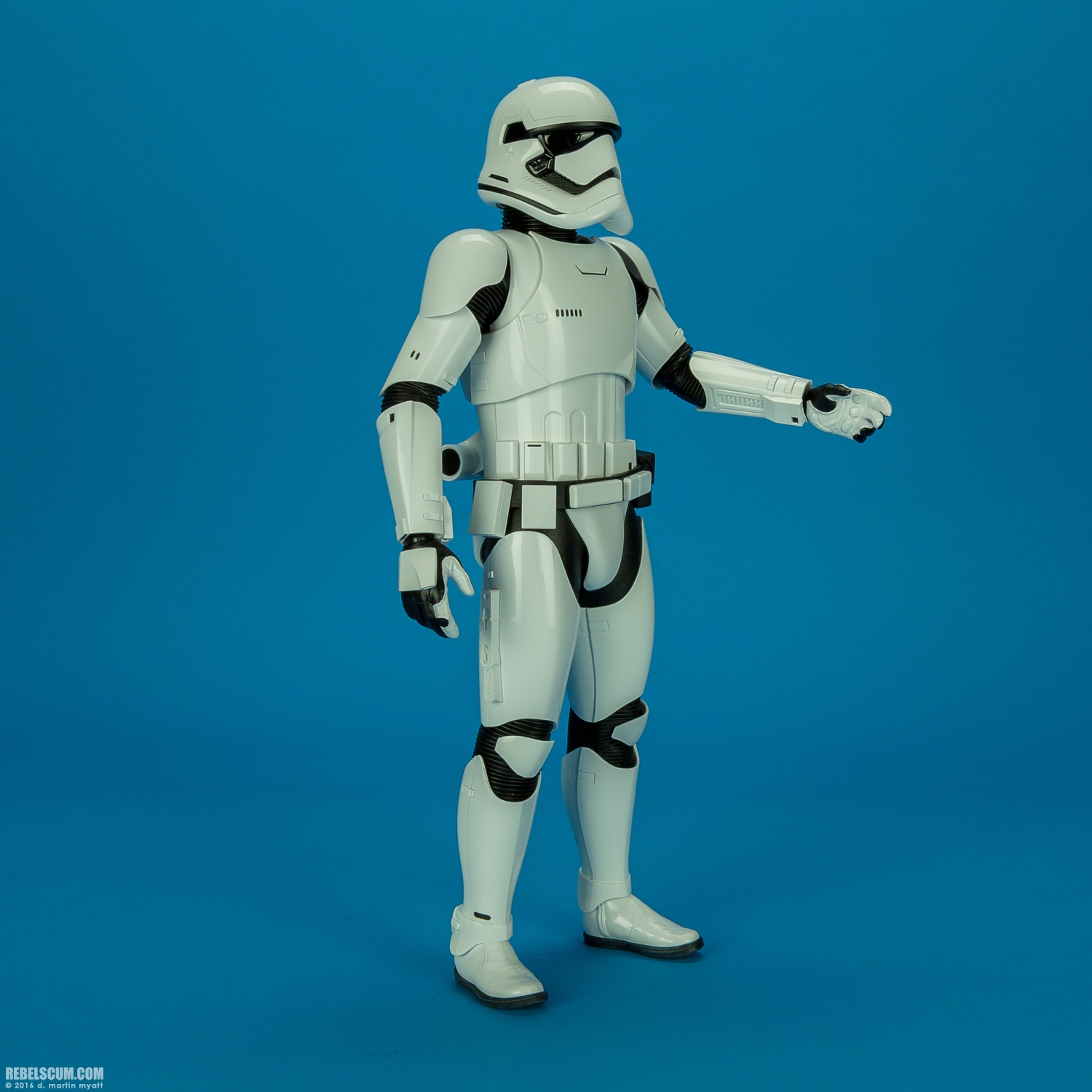 MMS346-Finn-First-Order-Riot-control-Stormtrooper-Hot-Toys-028.jpg