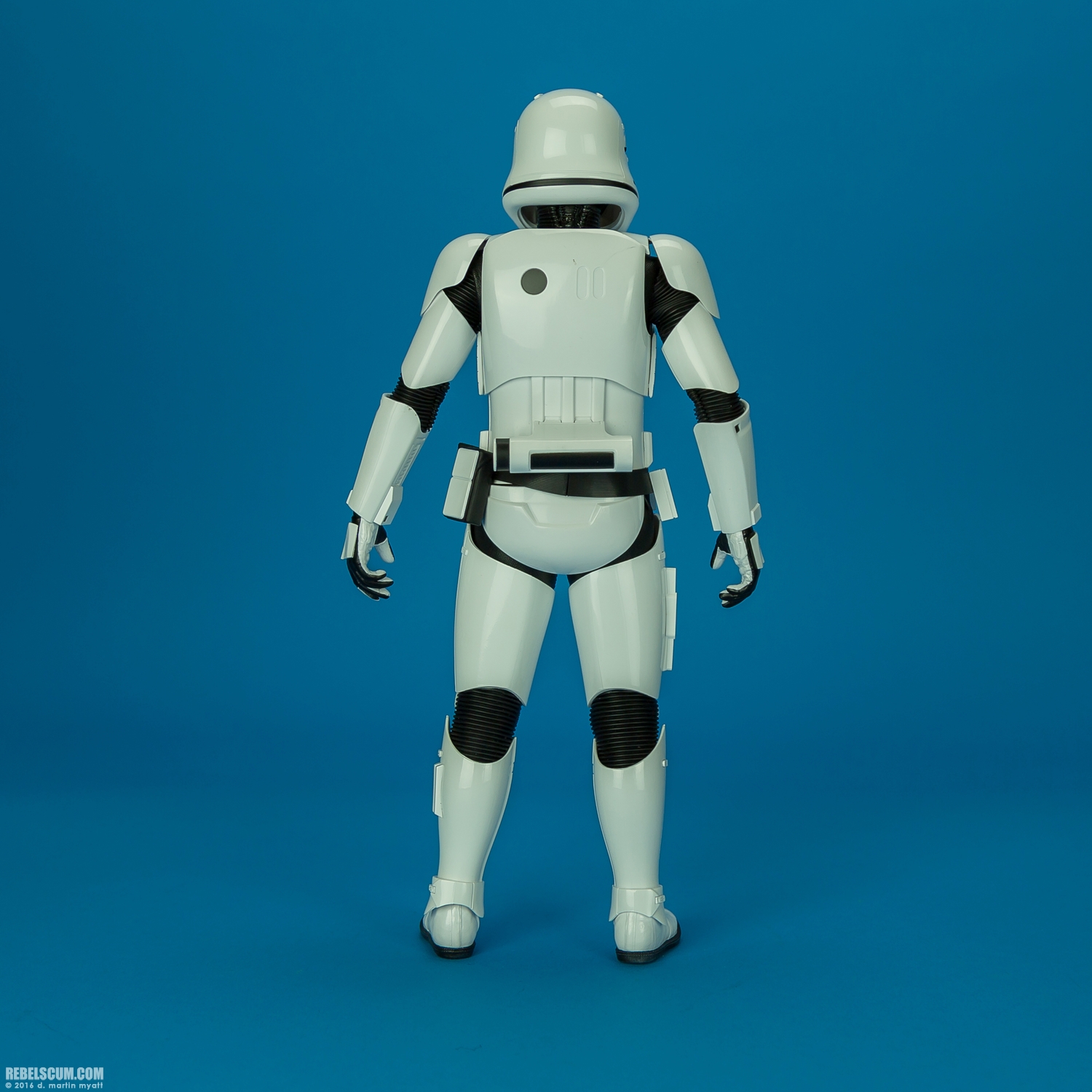 MMS346-Finn-First-Order-Riot-control-Stormtrooper-Hot-Toys-030.jpg