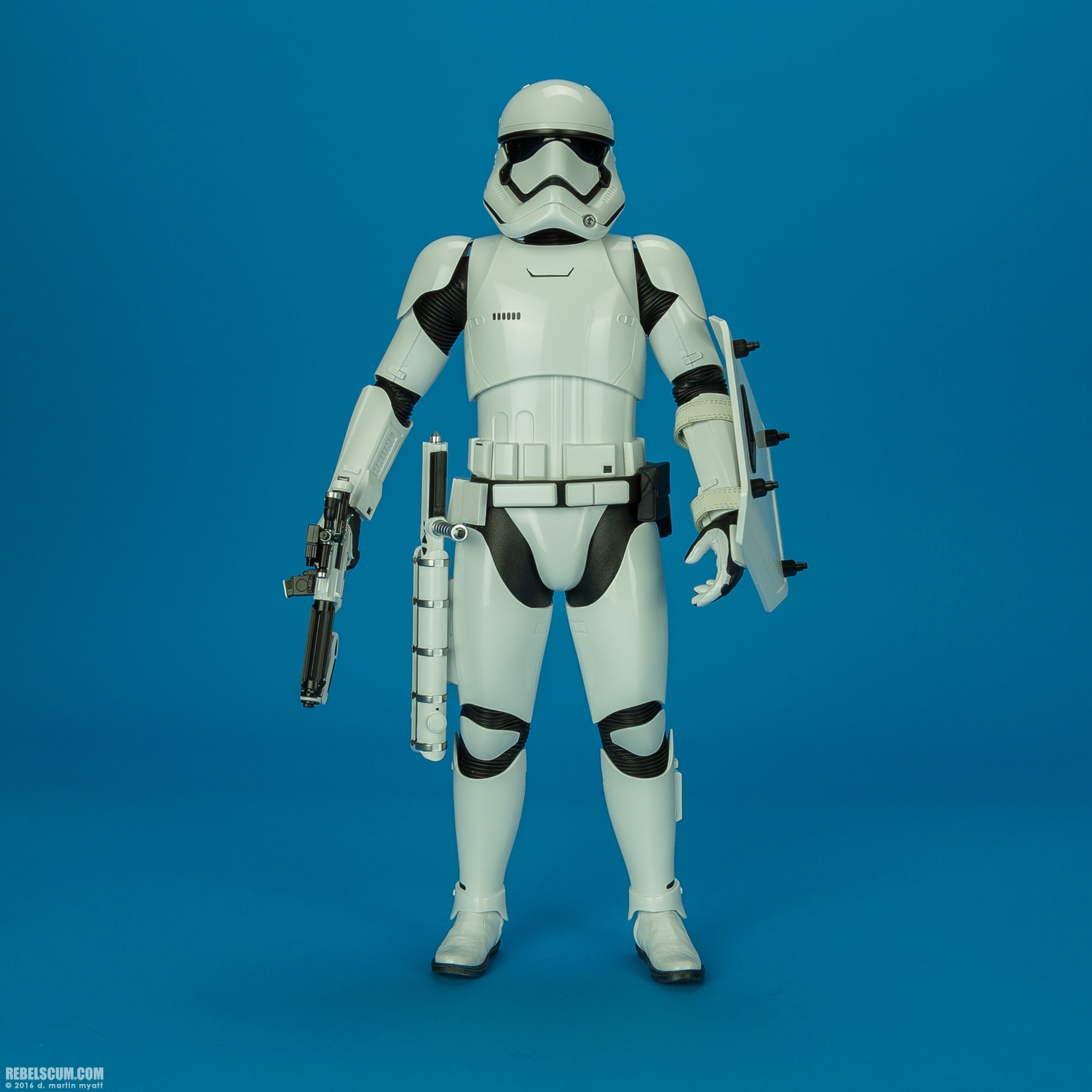 MMS346-Finn-First-Order-Riot-control-Stormtrooper-Hot-Toys-031.jpg