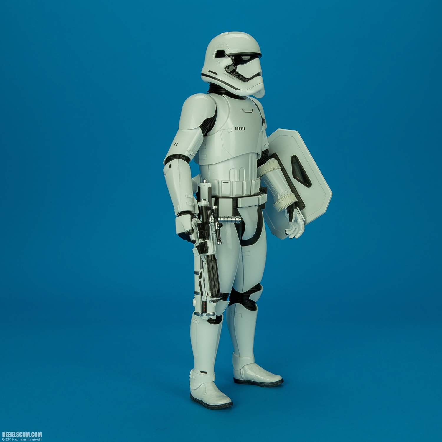 MMS346-Finn-First-Order-Riot-control-Stormtrooper-Hot-Toys-032.jpg