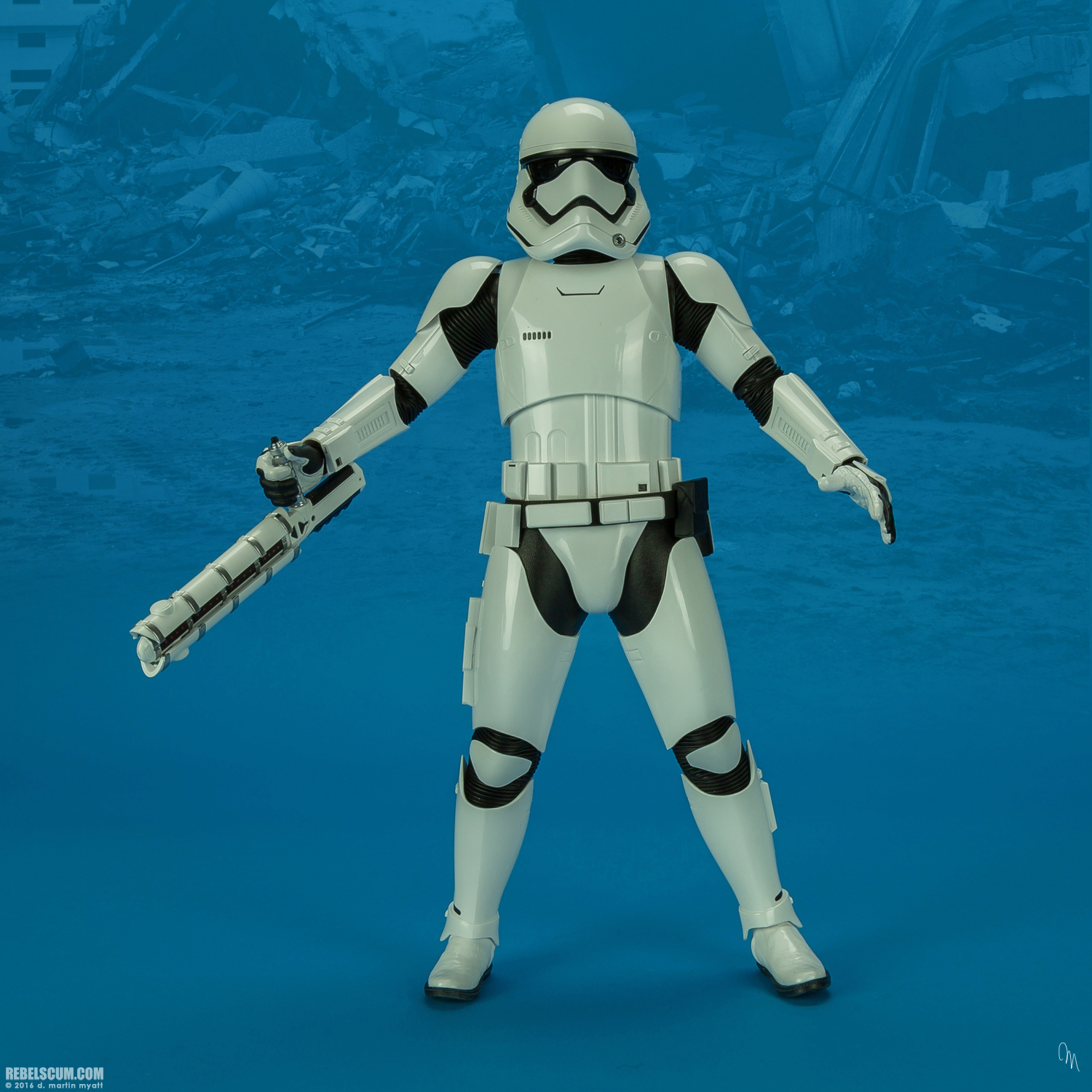 MMS346-Finn-First-Order-Riot-control-Stormtrooper-Hot-Toys-039.jpg