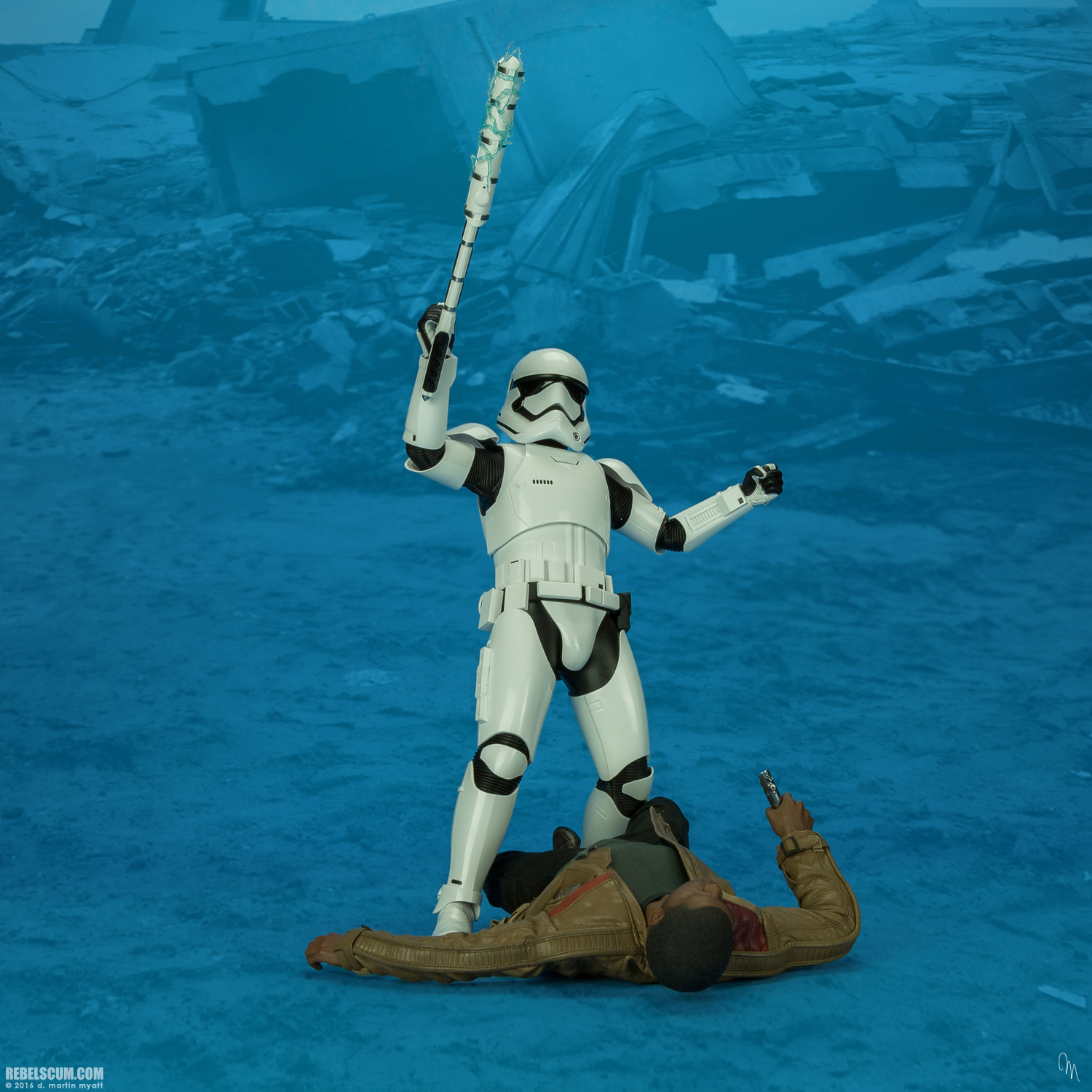 MMS346-Finn-First-Order-Riot-control-Stormtrooper-Hot-Toys-047.jpg