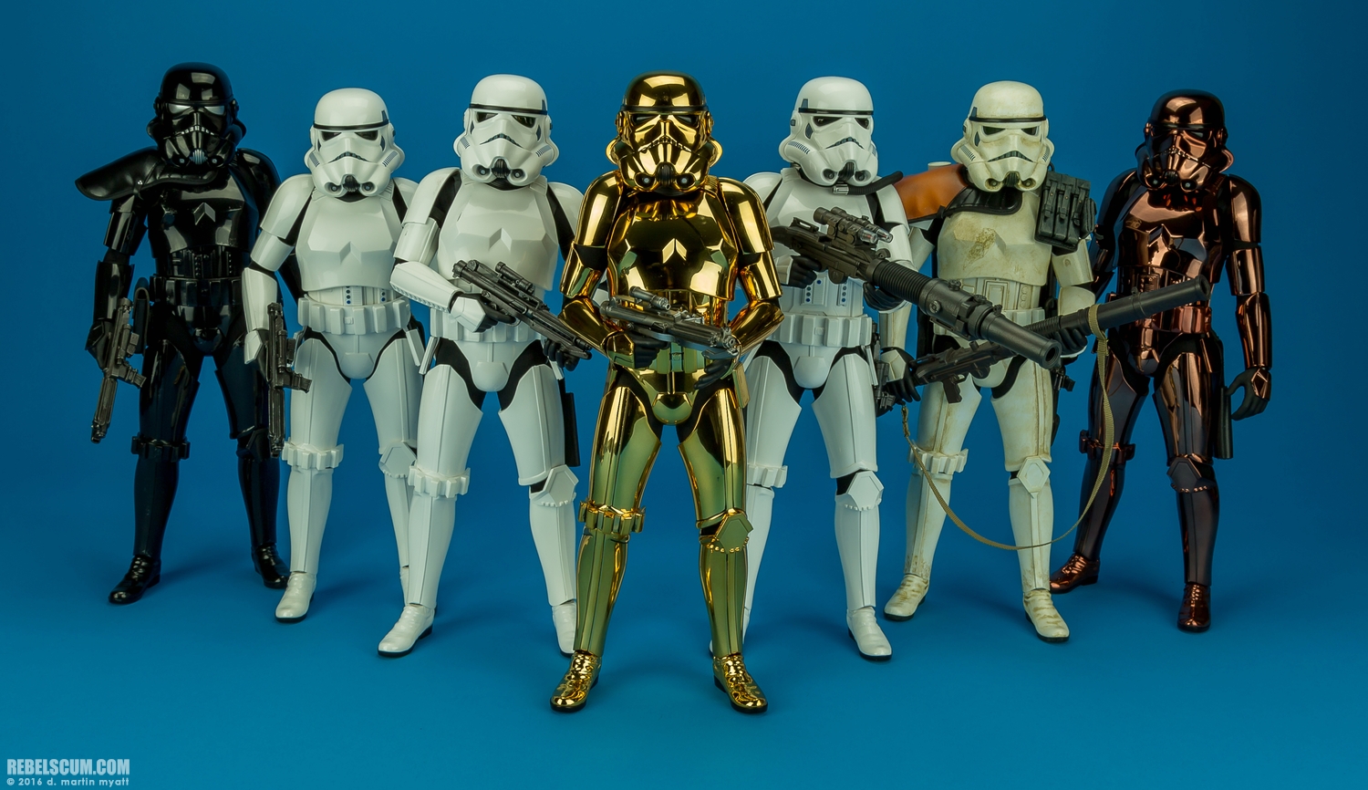 MMS364-Stormtrooper-Gold-Chrome-Version-Hot-Toys-011.jpg