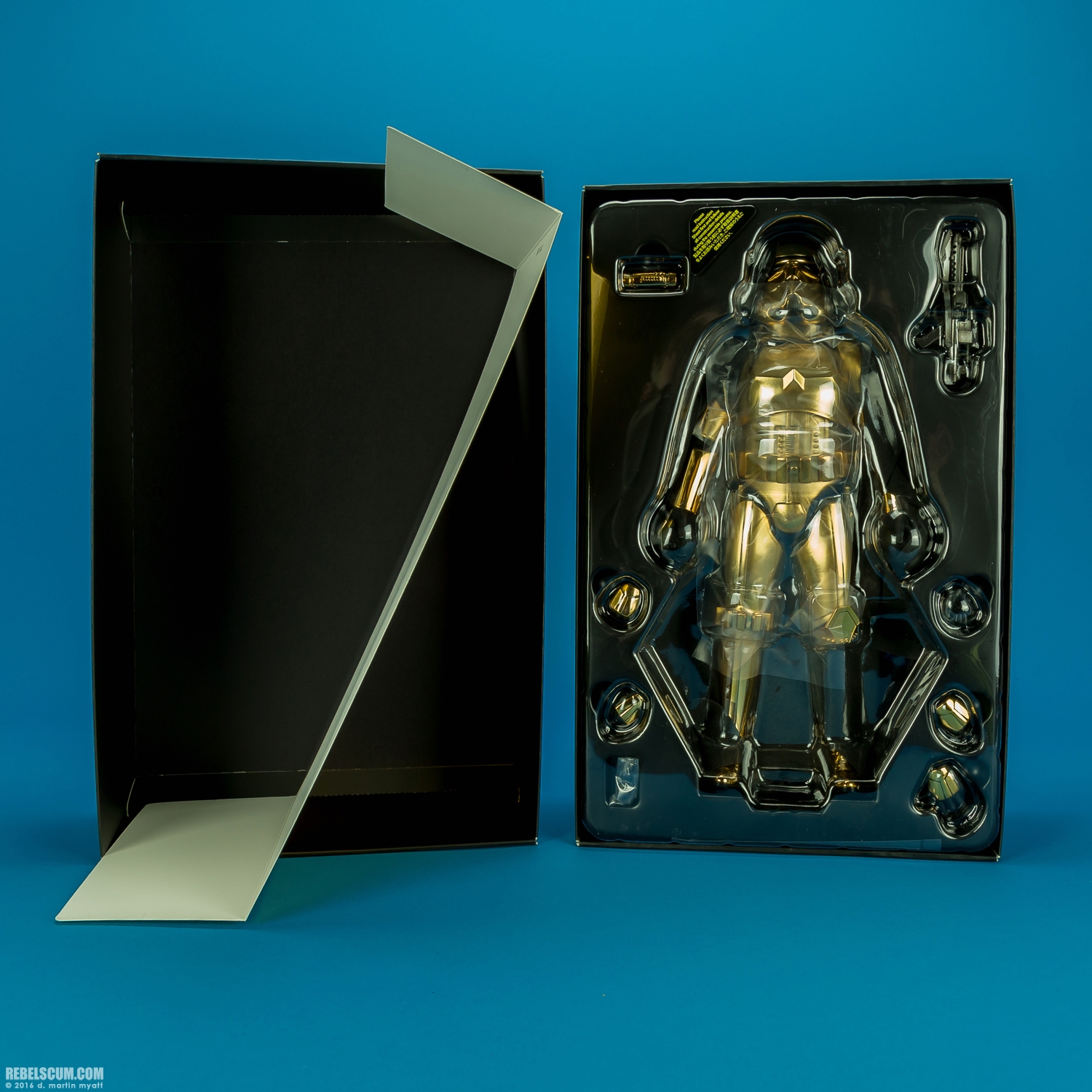 MMS364-Stormtrooper-Gold-Chrome-Version-Hot-Toys-017.jpg