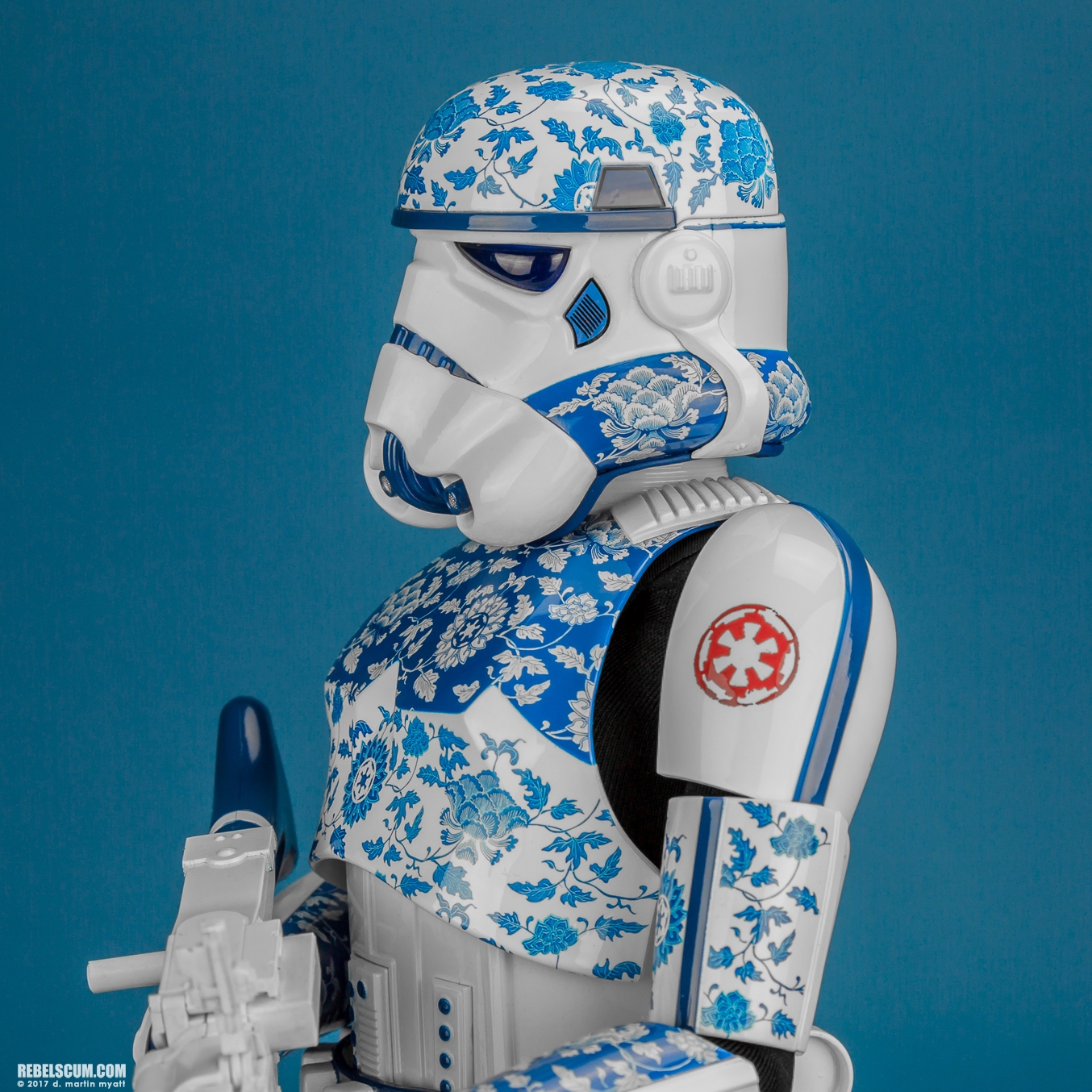MMS401-Stormtrooper-Porcelain-Pattern-Version-Hot-Toys-007.jpg