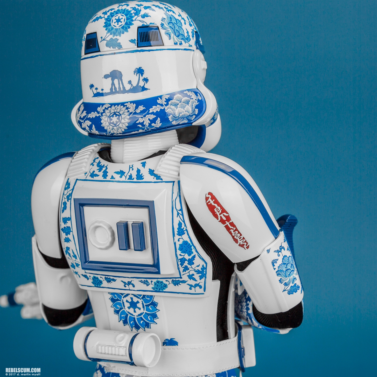 MMS401-Stormtrooper-Porcelain-Pattern-Version-Hot-Toys-009.jpg