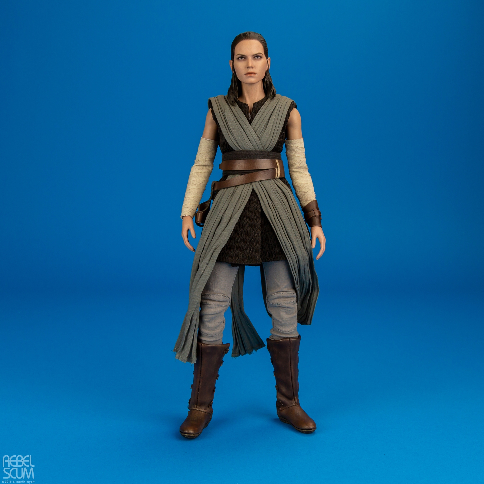 Rey-Jedi-Training-MMS446-Star-Wars-The-Last-Jedi-Hot-Toys-001.jpg