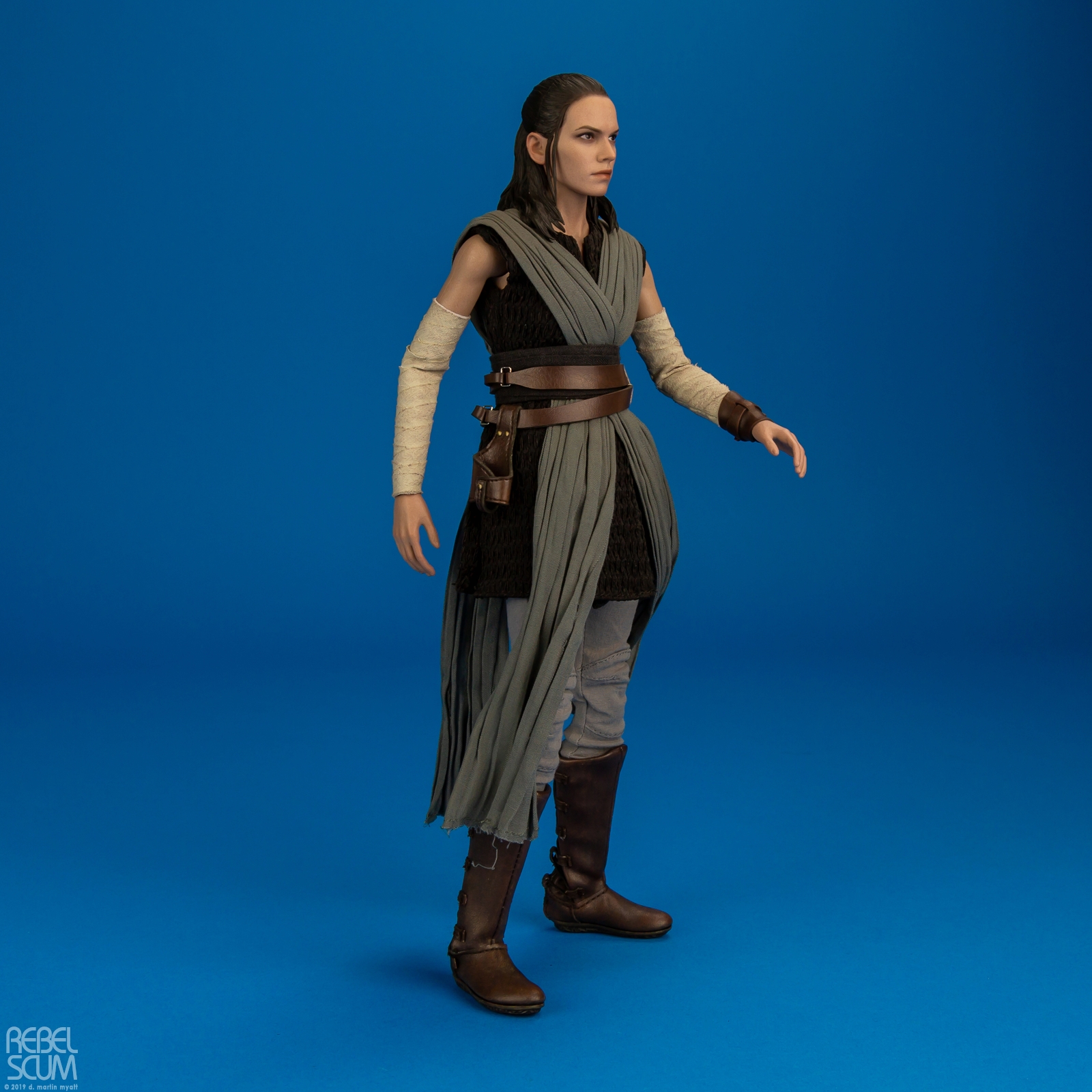 Rey-Jedi-Training-MMS446-Star-Wars-The-Last-Jedi-Hot-Toys-002.jpg