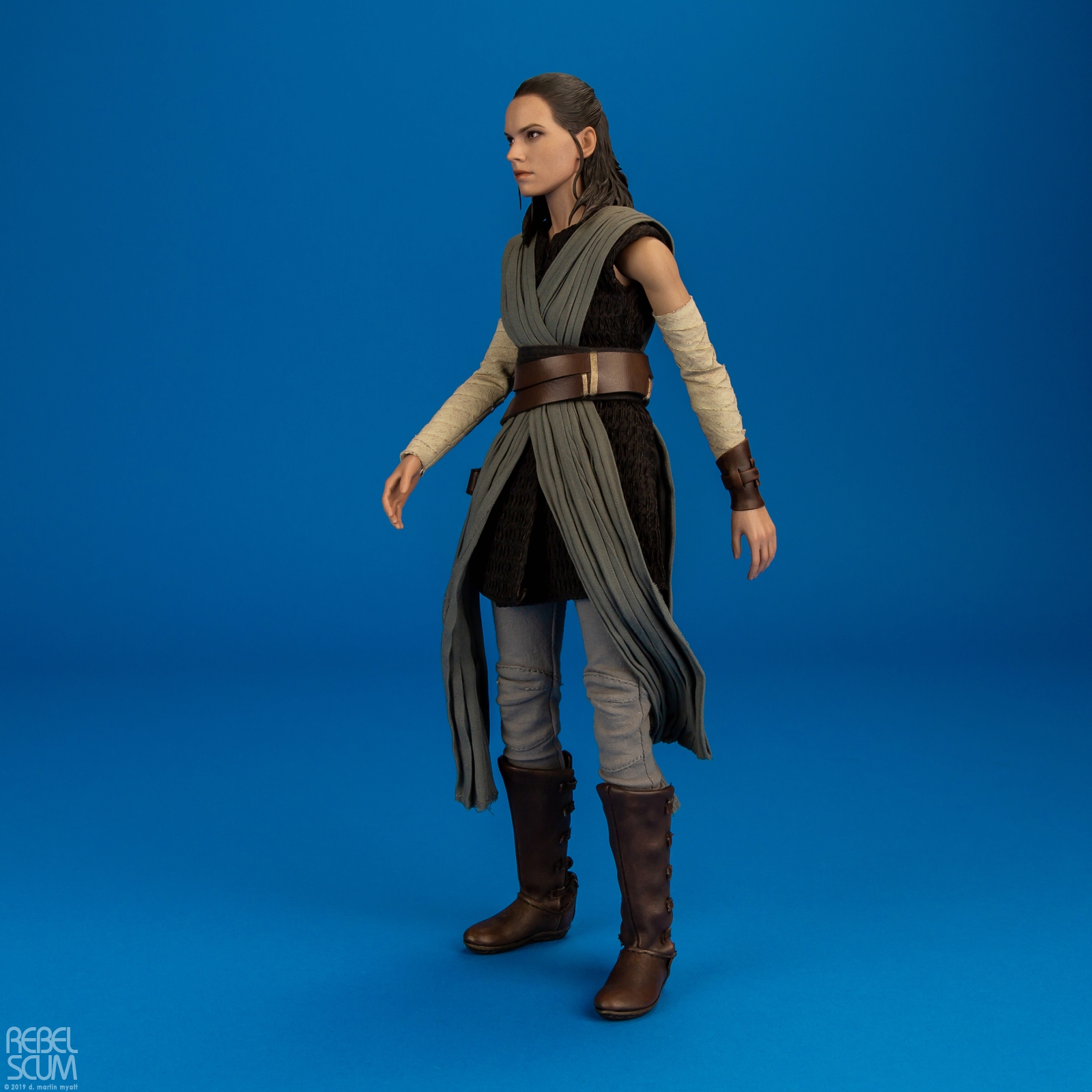 Rey-Jedi-Training-MMS446-Star-Wars-The-Last-Jedi-Hot-Toys-003.jpg