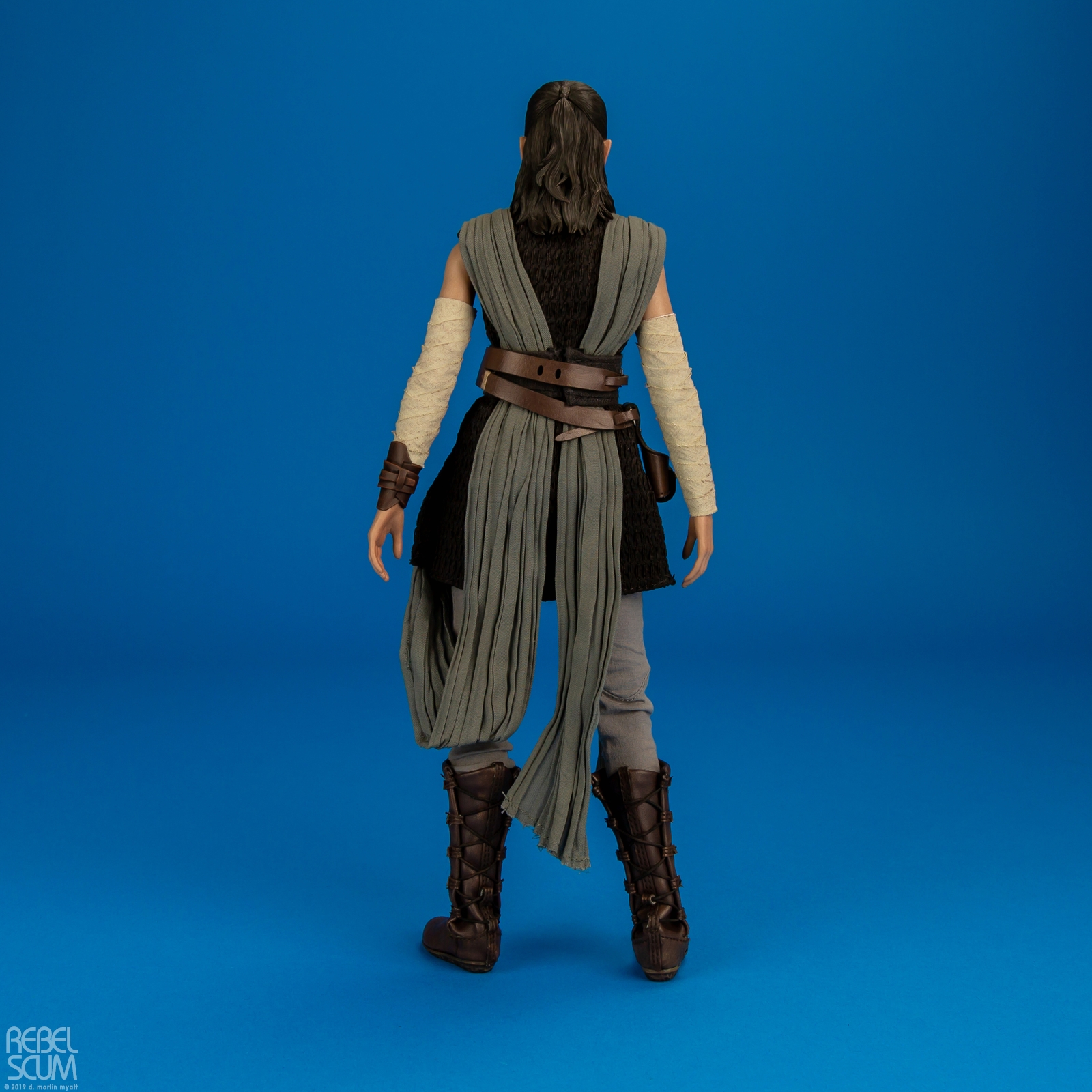 Rey-Jedi-Training-MMS446-Star-Wars-The-Last-Jedi-Hot-Toys-004.jpg